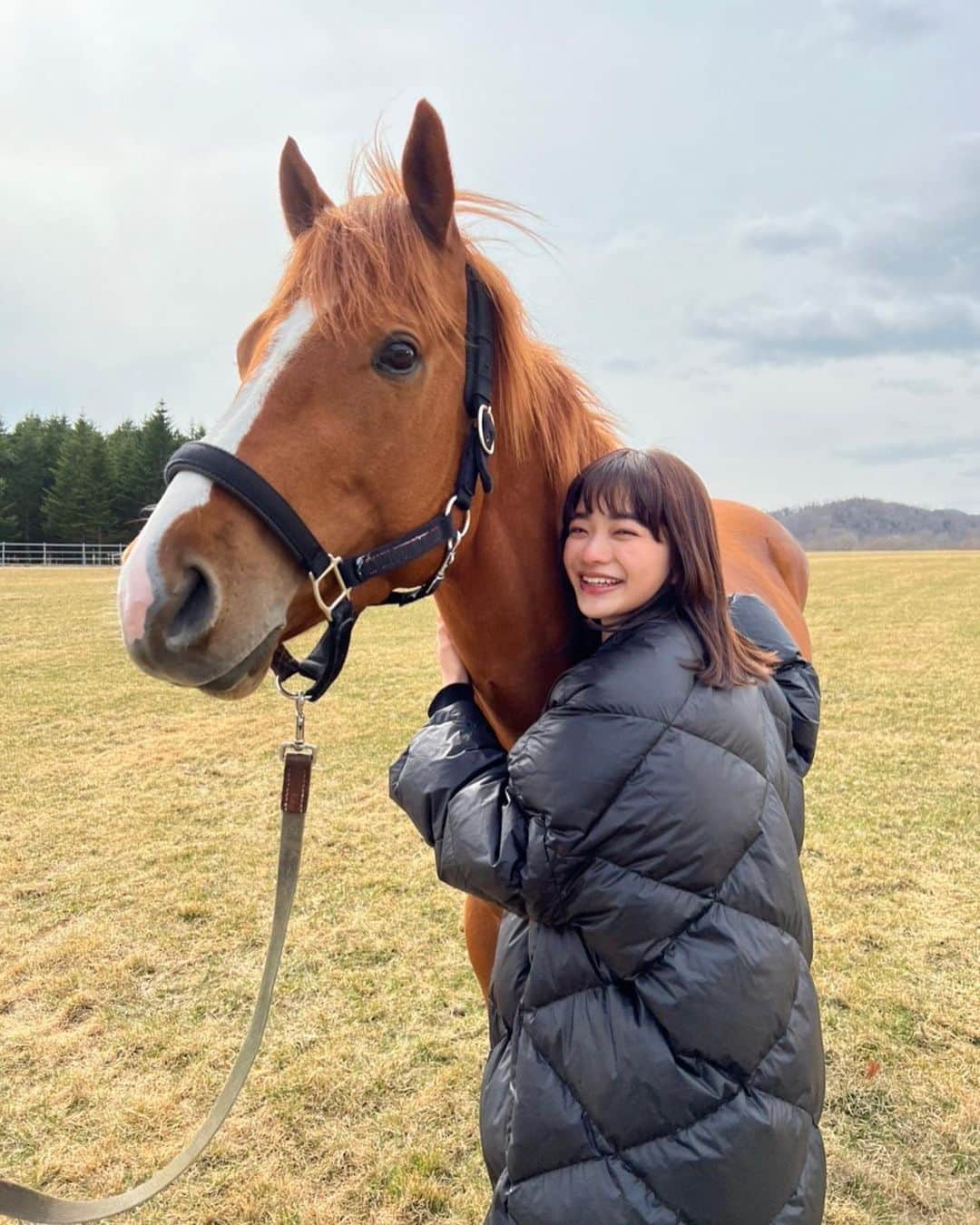 見上愛さんのインスタグラム写真 - (見上愛Instagram)「夏競馬のCMは実際に牧場でお馬さんと触れ合いながらの撮影でした。 ヒーリング効果がすごかった…初めて鼻に触らせて頂いたのだけれど、おもちみたいにプニプニ。そんでもって、ものすごく感情表現が豊か。草を沢山食べていました🐴🐴」6月8日 17時35分 - mikami_ai_