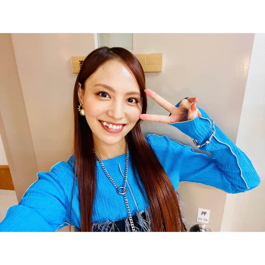 田野アサミさんのインスタグラム写真 - (田野アサミInstagram)「DERAGAYA! @NAGOYA 井上麻里奈氏と田野アサミ2人でイベント✨🫡最高に楽しかった！名古屋へ参加してくれた皆の愛も沢山貰えてウルトラハッピーでした💚🧡 来れなかった方も楽しかった様子が伝わっていたら嬉しいです🫣 昼夜２公演雰囲気をガラリと変えた衣装も✨☀️🫡どうかな？♪ #井上麻里奈#田野アサミ#名古屋#デラガヤ#asamitano#marinainoue #ブルーアサミ  楽屋に鉄鍋が！その場で作ってもらったすきやきを楽屋で食したの人生で初めてです😂 #喜分屋元祐 さんご馳走様でした🙏🏼✨ 名古屋に行った際は皆様も是非🧡 お店にサインあるかもよ！？笑」6月8日 18時05分 - tano_asami