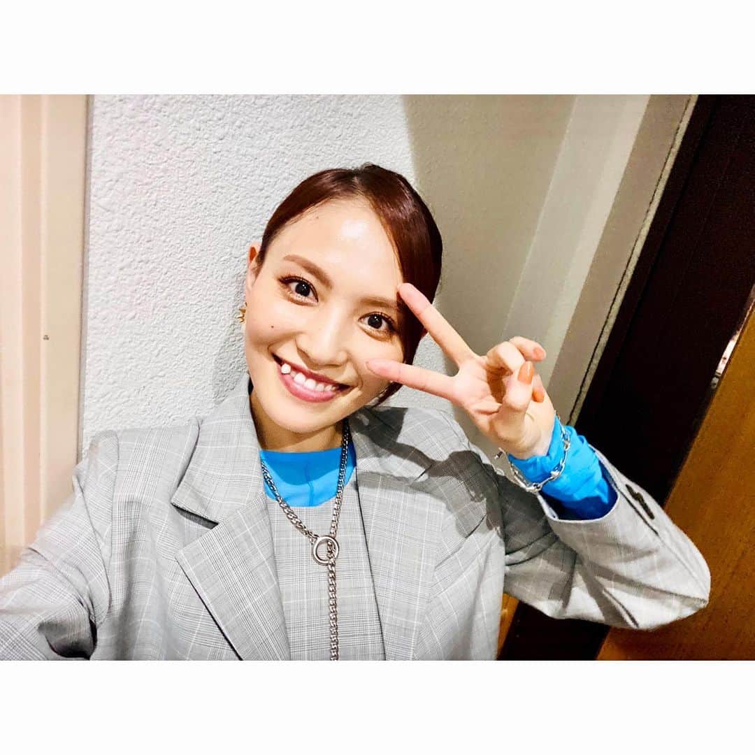 田野アサミさんのインスタグラム写真 - (田野アサミInstagram)「DERAGAYA! @NAGOYA 井上麻里奈氏と田野アサミ2人でイベント✨🫡最高に楽しかった！名古屋へ参加してくれた皆の愛も沢山貰えてウルトラハッピーでした💚🧡 来れなかった方も楽しかった様子が伝わっていたら嬉しいです🫣 昼夜２公演雰囲気をガラリと変えた衣装も✨☀️🫡どうかな？♪ #井上麻里奈#田野アサミ#名古屋#デラガヤ#asamitano#marinainoue #ブルーアサミ  楽屋に鉄鍋が！その場で作ってもらったすきやきを楽屋で食したの人生で初めてです😂 #喜分屋元祐 さんご馳走様でした🙏🏼✨ 名古屋に行った際は皆様も是非🧡 お店にサインあるかもよ！？笑」6月8日 18時05分 - tano_asami