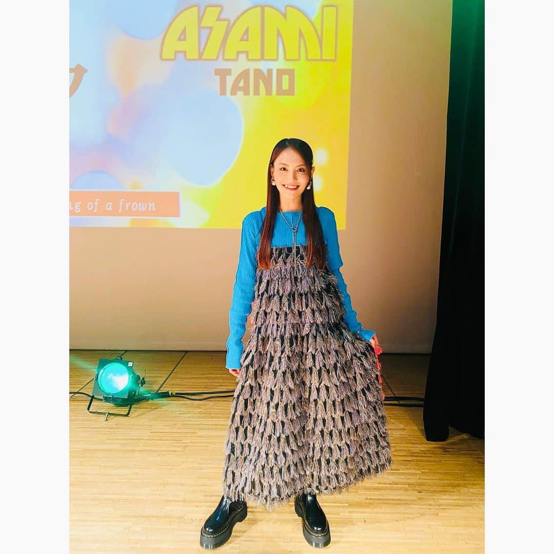 田野アサミさんのインスタグラム写真 - (田野アサミInstagram)「DERAGAYA! @NAGOYA 井上麻里奈氏と田野アサミ2人でイベント✨🫡最高に楽しかった！名古屋へ参加してくれた皆の愛も沢山貰えてウルトラハッピーでした💚🧡 来れなかった方も楽しかった様子が伝わっていたら嬉しいです🫣 昼夜２公演雰囲気をガラリと変えた衣装も✨☀️🫡どうかな？♪ #井上麻里奈#田野アサミ#名古屋#デラガヤ#asamitano#marinainoue #ブルーアサミ  楽屋に鉄鍋が！その場で作ってもらったすきやきを楽屋で食したの人生で初めてです😂 #喜分屋元祐 さんご馳走様でした🙏🏼✨ 名古屋に行った際は皆様も是非🧡 お店にサインあるかもよ！？笑」6月8日 18時05分 - tano_asami
