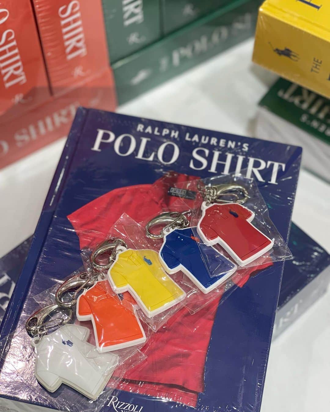 小川ひとみさんのインスタグラム写真 - (小川ひとみInstagram)「阪急Men's館 1階で今日から始まった "Vintage polo shirts"のEvent❤️‍🔥  Vintageのポロシャツを染め直したり また進化させてコレクションしたもの 店頭にも置いてあるカタログBookにも 載っている歴史感じるポロシャツも あったりと…30分滞在予定が １時間…どれも素敵で目移り…🥰  私も彼も90'sのFashionで育ち 特にラルフローレンのVintageや POLO SPORTSは学生の頃から 集めていた思い入れのあるもの 今日はその懐かしさが今もまたすごく 素敵に生まれ変わっていて とっても楽しい時間でした✨  彼がセレクトしたアイテム 私がお買い物したポロシャツ また紹介します💭💭💭  6/1４日まで行われていて この次は6/17からジェイアール名古屋タカシマヤ4階 にて開催されるそうです✨ #poloralphlauren #vintagepolo」6月8日 19時08分 - hitomy220