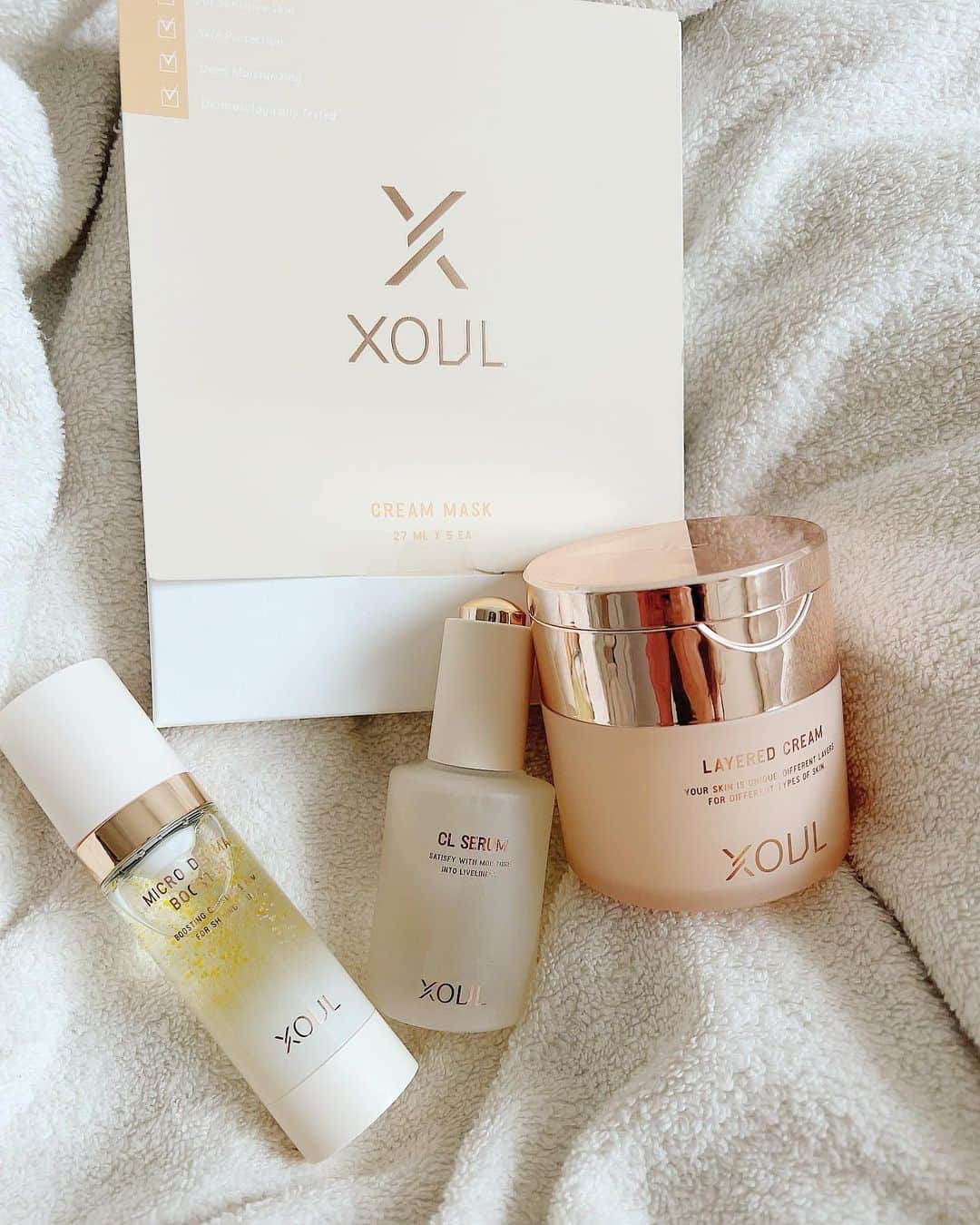 本多末奈さんのインスタグラム写真 - (本多末奈Instagram)「この度、@xoul_japan 🌹の 2week challenge🌟とゆーことで @xoul_japan から提供していただき、今日から2週間こちらのスキンケアを使わせていただくことになりました❤️‍🔥  左からマイクロダーマブースター、CLセラム、レイヤードクリーム、 クリームマスクです✨ 不純物のない純度100%のスキンケアだそうで、しかも高級感のあるデザインが美しいですね🫧 今日から2週間、お肌の変化がとても楽しみです💘💘💘 ストーリーなどでも随時使用感などアップしていきますね✨ #xouljapan #xoul #韓国コスメ #韓国スキンケア #スキンケア #スキンケア紹介」6月8日 19時11分 - honda_mana