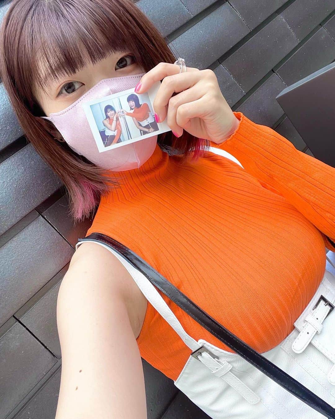 ぱいぱいでか美さんのインスタグラム写真 - (ぱいぱいでか美Instagram)「今を創るこのでか美ちゃんはちぃの為に生きるべきだろう . 𝘊𝘩𝘶 𝘳𝘶 𝘊𝘩𝘶 𝘳𝘶 𝘊𝘩𝘶 𝘊𝘩𝘶 𝘊𝘩𝘶 𝘐𝘵’𝘴 𝘶𝘱 𝘵𝘰 𝘺𝘰𝘶 𝘊𝘩𝘶 𝘳𝘶 𝘊𝘩𝘶 𝘳𝘶 𝘊𝘩𝘶 𝘊𝘩𝘶 𝘊𝘩𝘶 𝘐𝘵’𝘴 𝘶𝘱 𝘵𝘰 𝘮𝘦 ……というわけでモーニング娘。'22さん 新曲発売おめでとうございます！！！！！！ 先日私は森戸知沙希さん @chisaki__morito.official の懐の深さに甘え シングル衣装を着てチェキ会/個別お話し会行きました。 好きな人と同じ服着て写真撮れて幸せです…… こんなヤベえ女が会いにきたのに…… ハート作って笑顔まで見せてくれて…… 本当に大好きです！！！！！！！！！ Chu Chu Chu 僕らの未来／大・人生 Never Been Better！ 本日発売です🤍🧡🖤(勝手に宣伝) . #でか美ちゃん #ハロメンが服を着ると売れる #チェキ」6月8日 19時33分 - paipaidekami