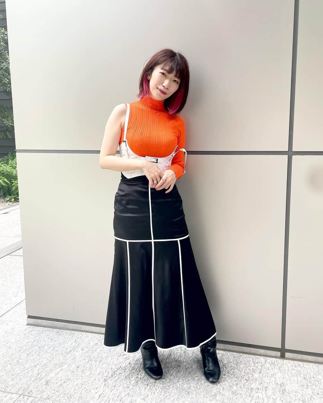 ぱいぱいでか美さんのインスタグラム写真 - (ぱいぱいでか美Instagram)「今を創るこのでか美ちゃんはちぃの為に生きるべきだろう . 𝘊𝘩𝘶 𝘳𝘶 𝘊𝘩𝘶 𝘳𝘶 𝘊𝘩𝘶 𝘊𝘩𝘶 𝘊𝘩𝘶 𝘐𝘵’𝘴 𝘶𝘱 𝘵𝘰 𝘺𝘰𝘶 𝘊𝘩𝘶 𝘳𝘶 𝘊𝘩𝘶 𝘳𝘶 𝘊𝘩𝘶 𝘊𝘩𝘶 𝘊𝘩𝘶 𝘐𝘵’𝘴 𝘶𝘱 𝘵𝘰 𝘮𝘦 ……というわけでモーニング娘。'22さん 新曲発売おめでとうございます！！！！！！ 先日私は森戸知沙希さん @chisaki__morito.official の懐の深さに甘え シングル衣装を着てチェキ会/個別お話し会行きました。 好きな人と同じ服着て写真撮れて幸せです…… こんなヤベえ女が会いにきたのに…… ハート作って笑顔まで見せてくれて…… 本当に大好きです！！！！！！！！！ Chu Chu Chu 僕らの未来／大・人生 Never Been Better！ 本日発売です🤍🧡🖤(勝手に宣伝) . #でか美ちゃん #ハロメンが服を着ると売れる #チェキ」6月8日 19時33分 - paipaidekami