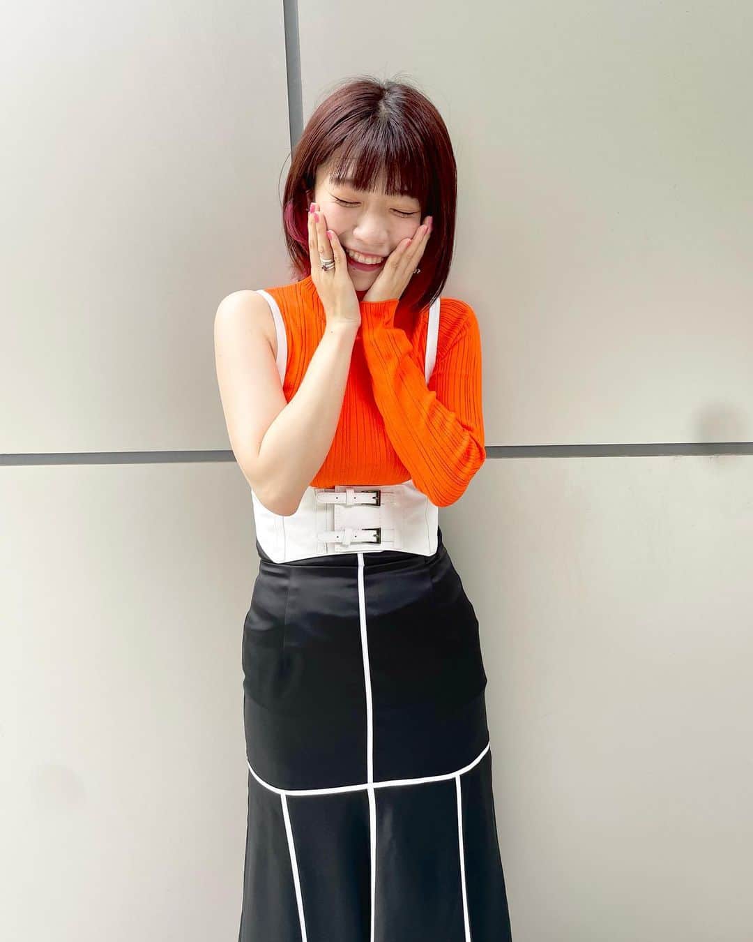ぱいぱいでか美さんのインスタグラム写真 - (ぱいぱいでか美Instagram)「今を創るこのでか美ちゃんはちぃの為に生きるべきだろう . 𝘊𝘩𝘶 𝘳𝘶 𝘊𝘩𝘶 𝘳𝘶 𝘊𝘩𝘶 𝘊𝘩𝘶 𝘊𝘩𝘶 𝘐𝘵’𝘴 𝘶𝘱 𝘵𝘰 𝘺𝘰𝘶 𝘊𝘩𝘶 𝘳𝘶 𝘊𝘩𝘶 𝘳𝘶 𝘊𝘩𝘶 𝘊𝘩𝘶 𝘊𝘩𝘶 𝘐𝘵’𝘴 𝘶𝘱 𝘵𝘰 𝘮𝘦 ……というわけでモーニング娘。'22さん 新曲発売おめでとうございます！！！！！！ 先日私は森戸知沙希さん @chisaki__morito.official の懐の深さに甘え シングル衣装を着てチェキ会/個別お話し会行きました。 好きな人と同じ服着て写真撮れて幸せです…… こんなヤベえ女が会いにきたのに…… ハート作って笑顔まで見せてくれて…… 本当に大好きです！！！！！！！！！ Chu Chu Chu 僕らの未来／大・人生 Never Been Better！ 本日発売です🤍🧡🖤(勝手に宣伝) . #でか美ちゃん #ハロメンが服を着ると売れる #チェキ」6月8日 19時33分 - paipaidekami