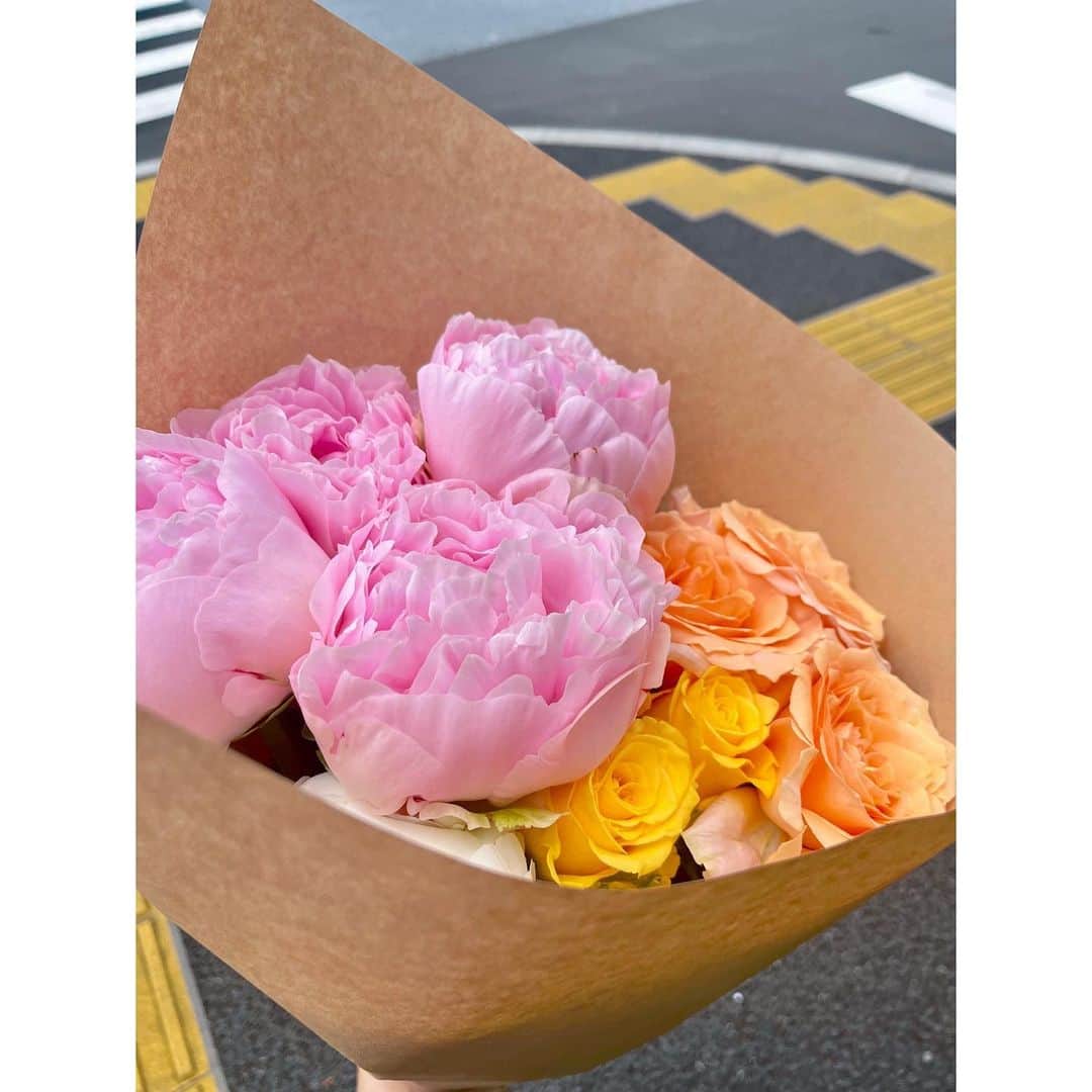 kokiさんのインスタグラム写真 - (kokiInstagram)「今日のお花はバラと芍薬！　 最近芍薬にハマっていて、見かけるとついつい買ってしまいます☺️」6月8日 19時50分 - koki