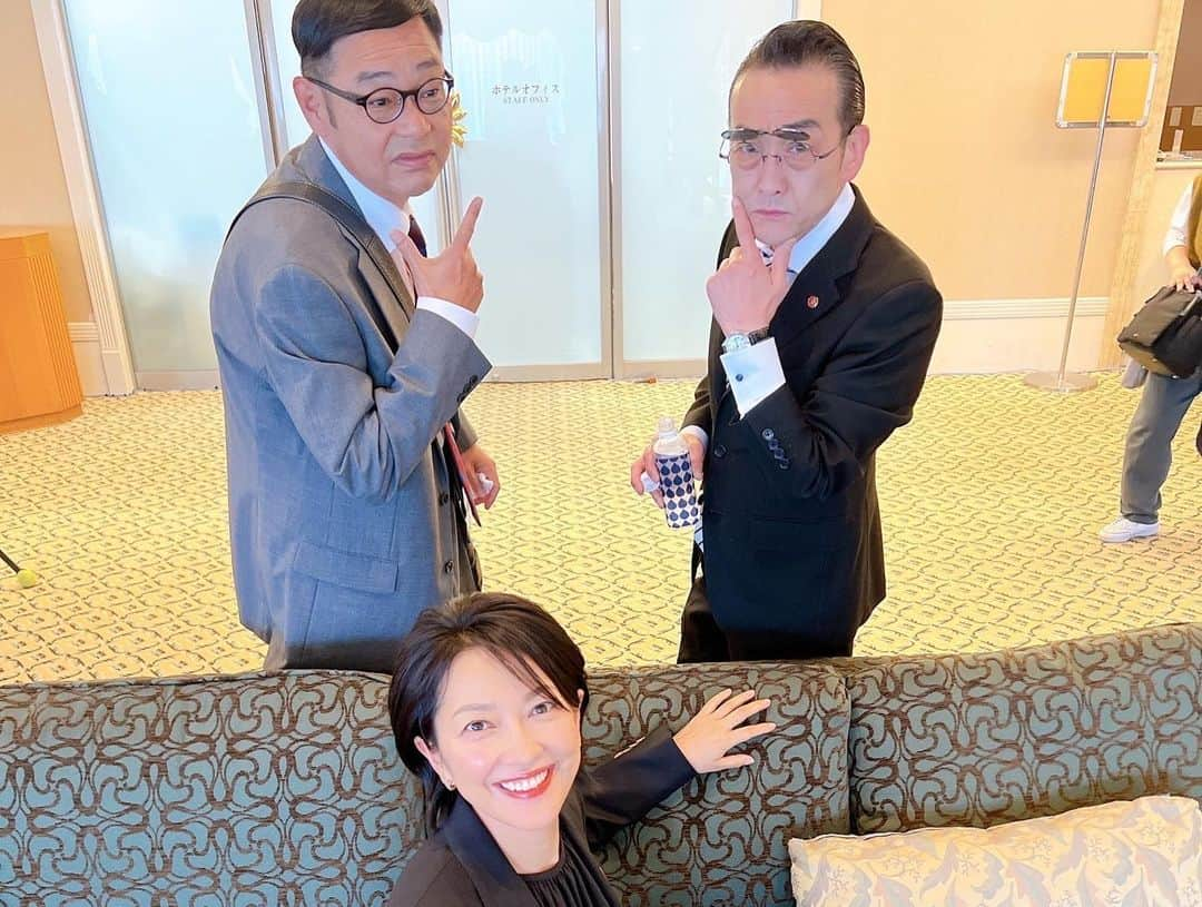 羽田美智子さんのインスタグラム写真 - (羽田美智子Instagram)「. 今夜の『特捜9』ゲストの山下容莉枝さんと原田佳奈ちゃんと3ショット。  『花嫁のれん』でご一緒だったはらかなちゃん、会ってない間にお母さんになってました。 可愛いお母さんです💕  長年ご一緒の監督やスタッフさん達。ホッとできる関係です。  兄さん達とも。  人との繋がりって有り難いですね。  今夜は親子のドラマが展開されます。  是非見てくださいね！  #特捜9 #羽田甚」6月8日 19時59分 - michikohada