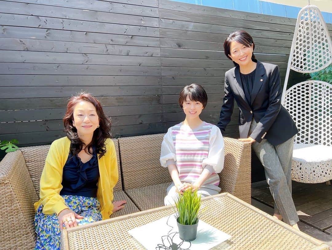 羽田美智子さんのインスタグラム写真 - (羽田美智子Instagram)「. 今夜の『特捜9』ゲストの山下容莉枝さんと原田佳奈ちゃんと3ショット。  『花嫁のれん』でご一緒だったはらかなちゃん、会ってない間にお母さんになってました。 可愛いお母さんです💕  長年ご一緒の監督やスタッフさん達。ホッとできる関係です。  兄さん達とも。  人との繋がりって有り難いですね。  今夜は親子のドラマが展開されます。  是非見てくださいね！  #特捜9 #羽田甚」6月8日 19時59分 - michikohada