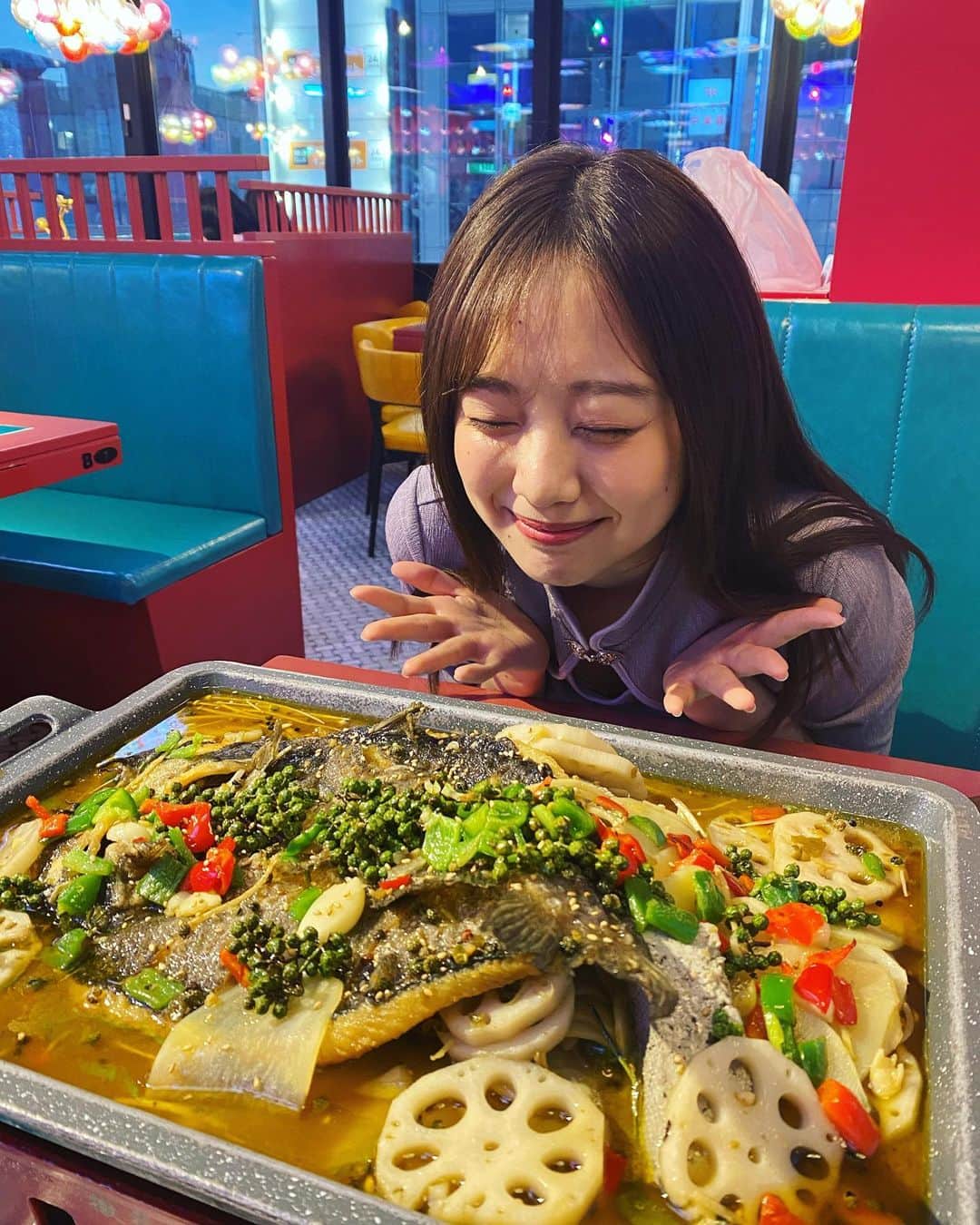 熊江琉唯さんのインスタグラム写真 - (熊江琉唯Instagram)「YouTubeでも紹介させていただいた、上野にある #撒椒小酒館 🌶  店内最高にネオチャイナで映えてる！！プロの歌手がカラオケしてくれるし雰囲気が最高に中国😇  ここの看板メニューの烤鱼（焼きナマズのスープ？）も美味しすぎてまたすぐ食べたくなる…中毒性あるよこれは😂  さっそく動画見て行ってきたよー！って方も多くて嬉しかった😆😆 またガチ中華紹介していきます✊！！  #中華料理 #中国料理 #中国 #上野 #上野グルメ #ネオ中華 #ネオ居酒屋 #クラブ みたい #烤鱼 #最高」6月8日 20時10分 - ruikumae