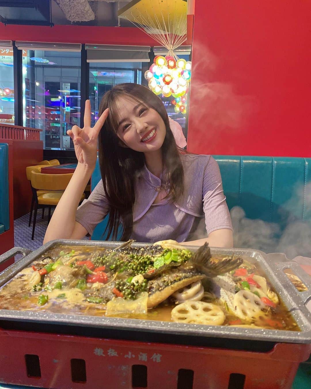熊江琉唯さんのインスタグラム写真 - (熊江琉唯Instagram)「YouTubeでも紹介させていただいた、上野にある #撒椒小酒館 🌶  店内最高にネオチャイナで映えてる！！プロの歌手がカラオケしてくれるし雰囲気が最高に中国😇  ここの看板メニューの烤鱼（焼きナマズのスープ？）も美味しすぎてまたすぐ食べたくなる…中毒性あるよこれは😂  さっそく動画見て行ってきたよー！って方も多くて嬉しかった😆😆 またガチ中華紹介していきます✊！！  #中華料理 #中国料理 #中国 #上野 #上野グルメ #ネオ中華 #ネオ居酒屋 #クラブ みたい #烤鱼 #最高」6月8日 20時10分 - ruikumae