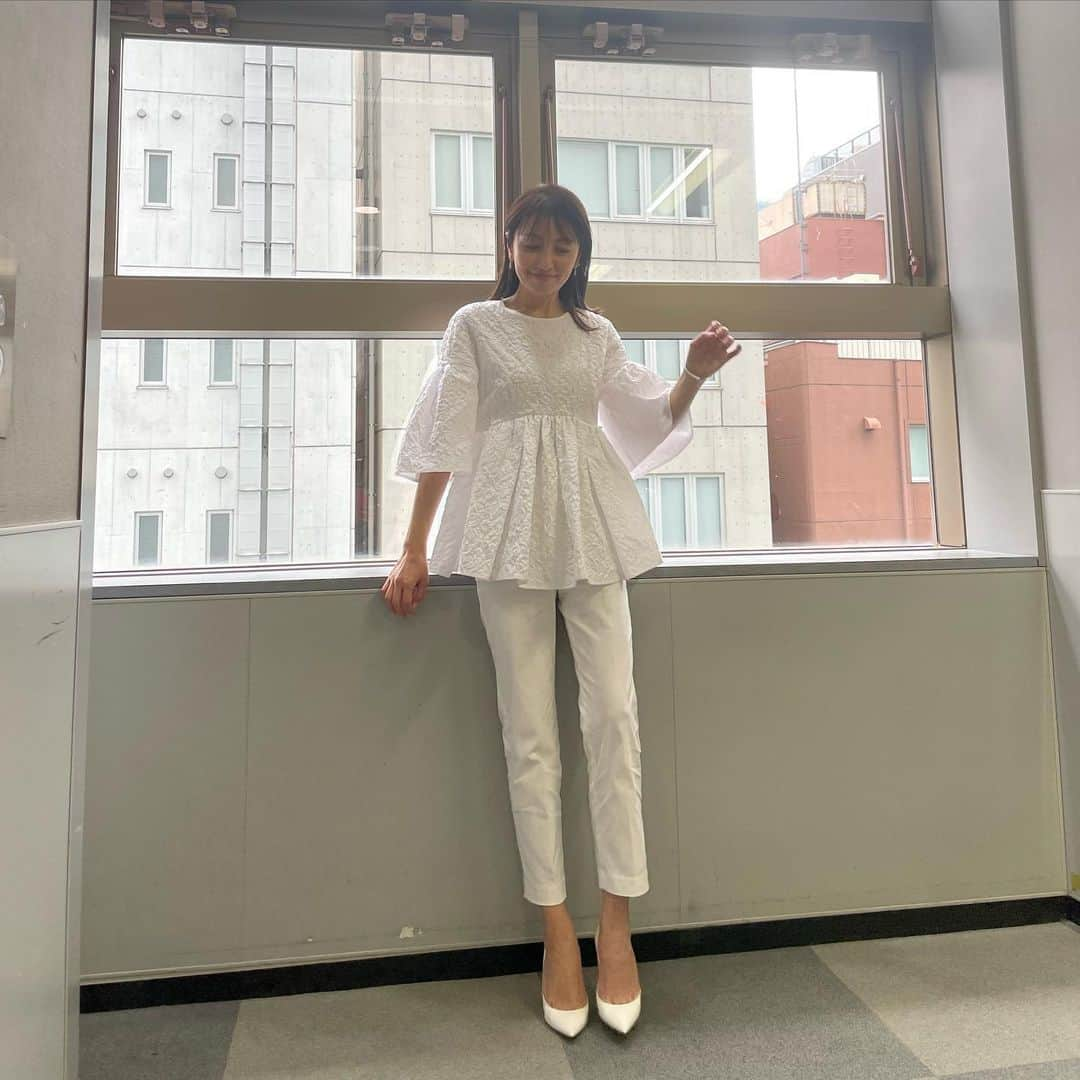 矢田亜希子さんのインスタグラム写真 - (矢田亜希子Instagram)「本日もラヴィット！ ありがとうございました‼︎ 今日のラヴィットも楽しすぎて爆笑し、最後は感動もし、笑いあり涙ありのラヴィットでした！ ラヴィット後は盛り沢山収録してきました♪ #ラヴィット#水曜日#tbs#白コーデ#全身白でした 衣装　@ceciliebahnsen @barneysjapan @messikajapan」6月8日 20時51分 - akiko_yada