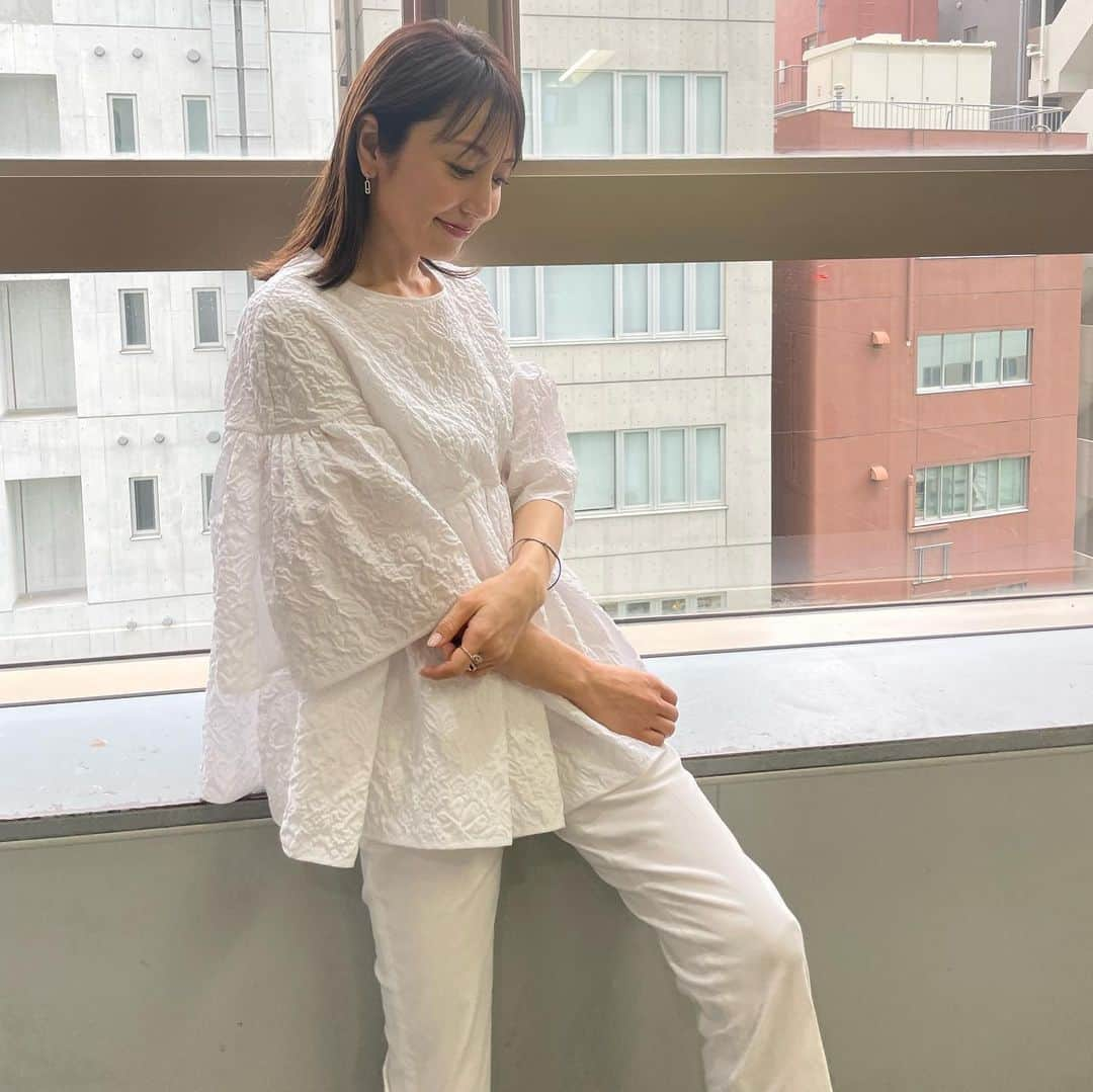 矢田亜希子さんのインスタグラム写真 - (矢田亜希子Instagram)「本日もラヴィット！ ありがとうございました‼︎ 今日のラヴィットも楽しすぎて爆笑し、最後は感動もし、笑いあり涙ありのラヴィットでした！ ラヴィット後は盛り沢山収録してきました♪ #ラヴィット#水曜日#tbs#白コーデ#全身白でした 衣装　@ceciliebahnsen @barneysjapan @messikajapan」6月8日 20時51分 - akiko_yada