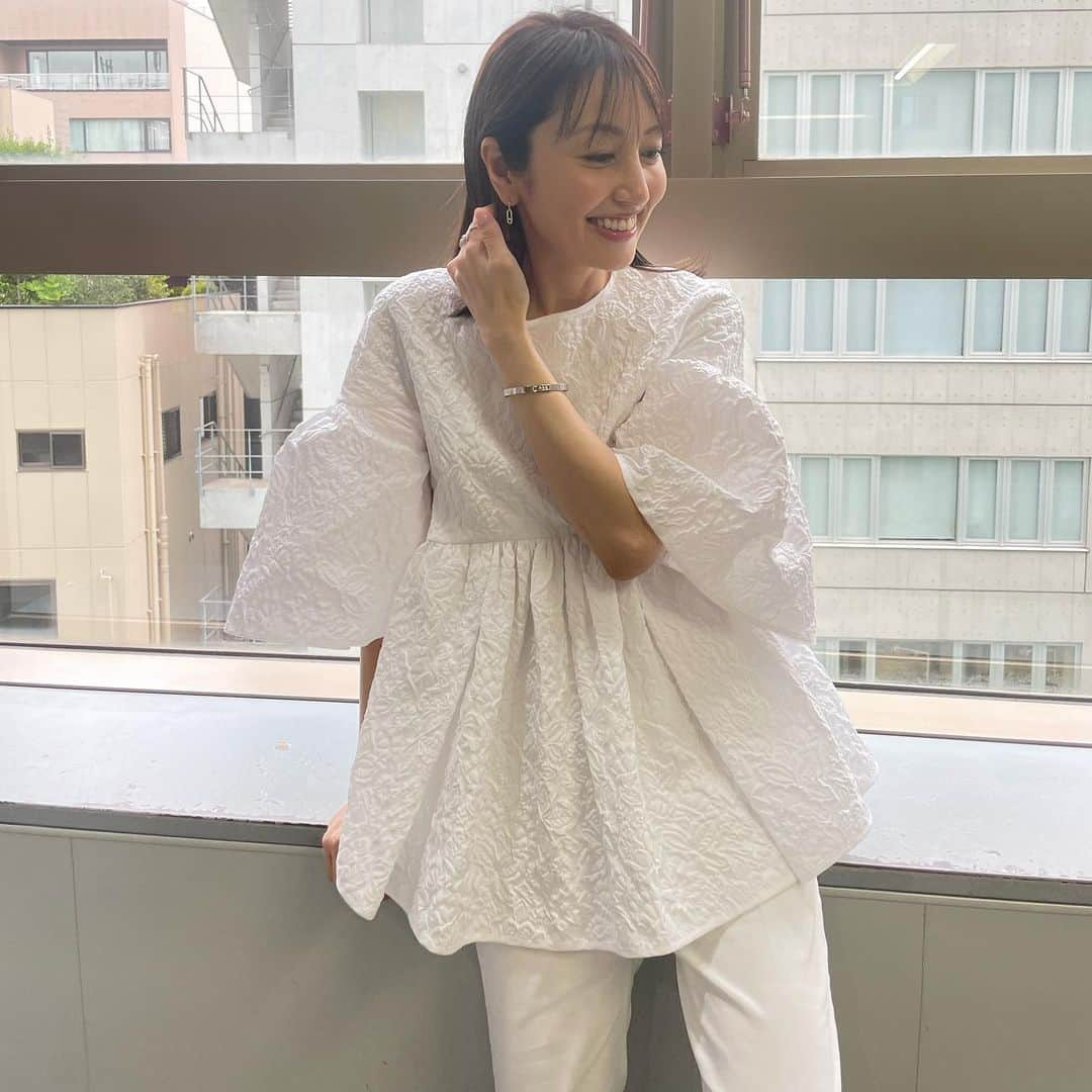 矢田亜希子さんのインスタグラム写真 - (矢田亜希子Instagram)「本日もラヴィット！ ありがとうございました‼︎ 今日のラヴィットも楽しすぎて爆笑し、最後は感動もし、笑いあり涙ありのラヴィットでした！ ラヴィット後は盛り沢山収録してきました♪ #ラヴィット#水曜日#tbs#白コーデ#全身白でした 衣装　@ceciliebahnsen @barneysjapan @messikajapan」6月8日 20時51分 - akiko_yada