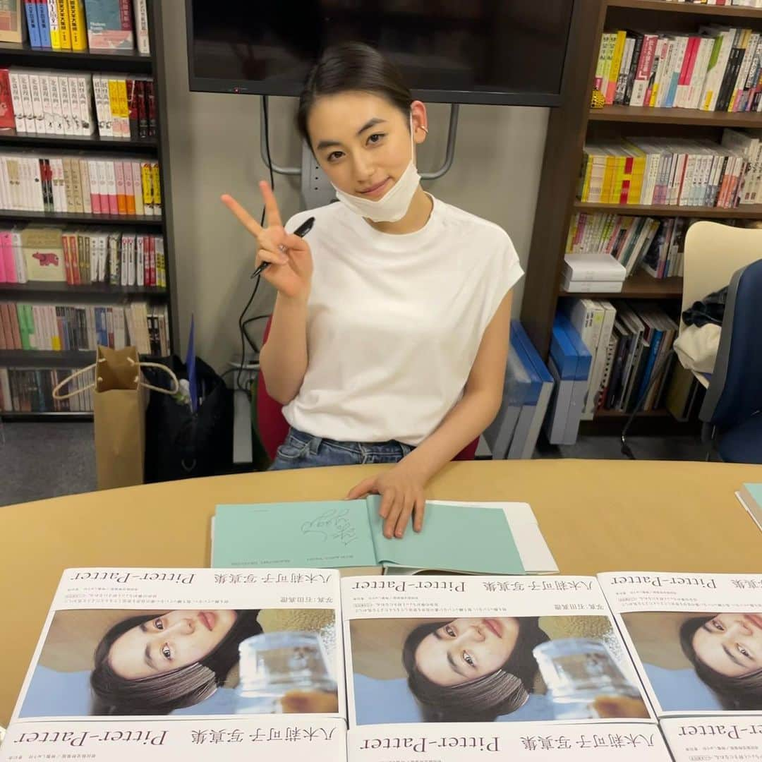 八木莉可子さんのインスタグラム写真 - (八木莉可子Instagram)「いよいよ、 写真集刊行記念イベント明日です！ 写真集を撮って下さった石田真澄さんと 色々お話させて頂きます🗣  少し緊張。 でもそれより実際にみなさんに お会いできるのが うれし〜！！！ 今日はきっと寝れませんね🥴  みなさま明日は、 お気をつけてお越し下さいませ👣 オンラインのみなさまも 画面を通じて会いましょうね…へへ☺️ 楽しみにお待ちしております。  写真は、サイン書いてる時のと 青山ブックセンターさんが飾ってくれてはる ポスターを見に行った時のもの。  本好きやから、サイン書いてる時 なんか作家さんになったみたいで めっちゃ嬉しかった…笑  #PitterPatter #ピタパタ #石田真澄 さんと #代官山蔦屋書店 さんで。」6月8日 21時03分 - yagirikaco_official