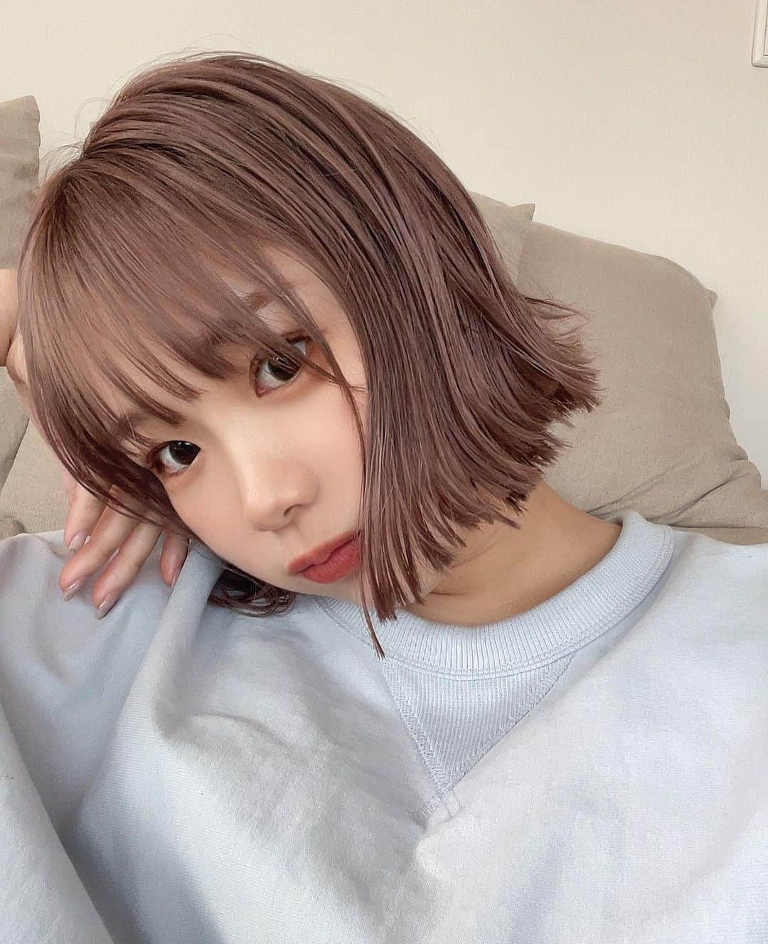 きりまるさんのインスタグラム写真 - (きりまるInstagram)「ボブヘアたち 💇🏻‍♀️♡  髪色がいい感じ〜 19ミリのコテでくるくる巻いた あとちゃっかりオン眉に 🖖🏻♡  うまく巻けた日に限って 雨やったり 速攻おちたりするよな。 （な？）  マスカラは色かわいい上に ダマにならん。伸びも良くて 最強にイイ 🤦🏻‍♀️♡♡ 匂わせ （まだ試作中〜おたのしみにっ ）  めちゃくちゃ可愛くなる予定👏🏻♡  この日のカラコンは チューズミーの リリーベージュ 🐭 ちゅるんとしてて鬼かわいかった これはリピだな👏🏻♡ . . #ブリーチカラー#ニュアンスカラー  #ボブヘアー#ボブ巻き#くすみカラー #ピンクベージュ#ピンクブラウン#ラベンダーカラー」6月8日 21時17分 - kirimaruuu