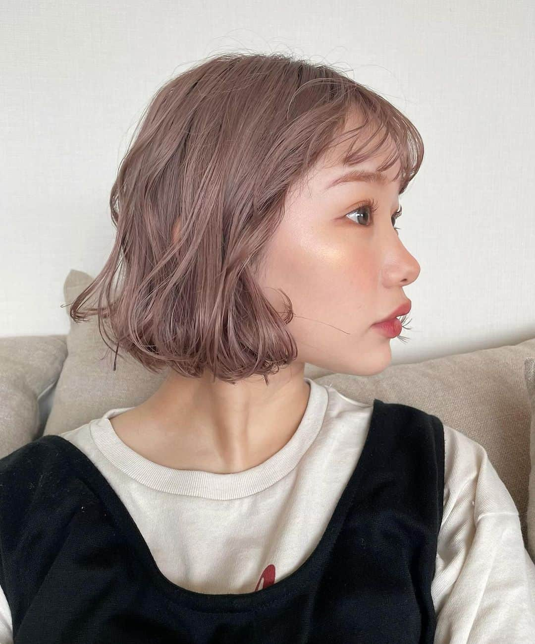 きりまるさんのインスタグラム写真 - (きりまるInstagram)「ボブヘアたち 💇🏻‍♀️♡  髪色がいい感じ〜 19ミリのコテでくるくる巻いた あとちゃっかりオン眉に 🖖🏻♡  うまく巻けた日に限って 雨やったり 速攻おちたりするよな。 （な？）  マスカラは色かわいい上に ダマにならん。伸びも良くて 最強にイイ 🤦🏻‍♀️♡♡ 匂わせ （まだ試作中〜おたのしみにっ ）  めちゃくちゃ可愛くなる予定👏🏻♡  この日のカラコンは チューズミーの リリーベージュ 🐭 ちゅるんとしてて鬼かわいかった これはリピだな👏🏻♡ . . #ブリーチカラー#ニュアンスカラー  #ボブヘアー#ボブ巻き#くすみカラー #ピンクベージュ#ピンクブラウン#ラベンダーカラー」6月8日 21時17分 - kirimaruuu