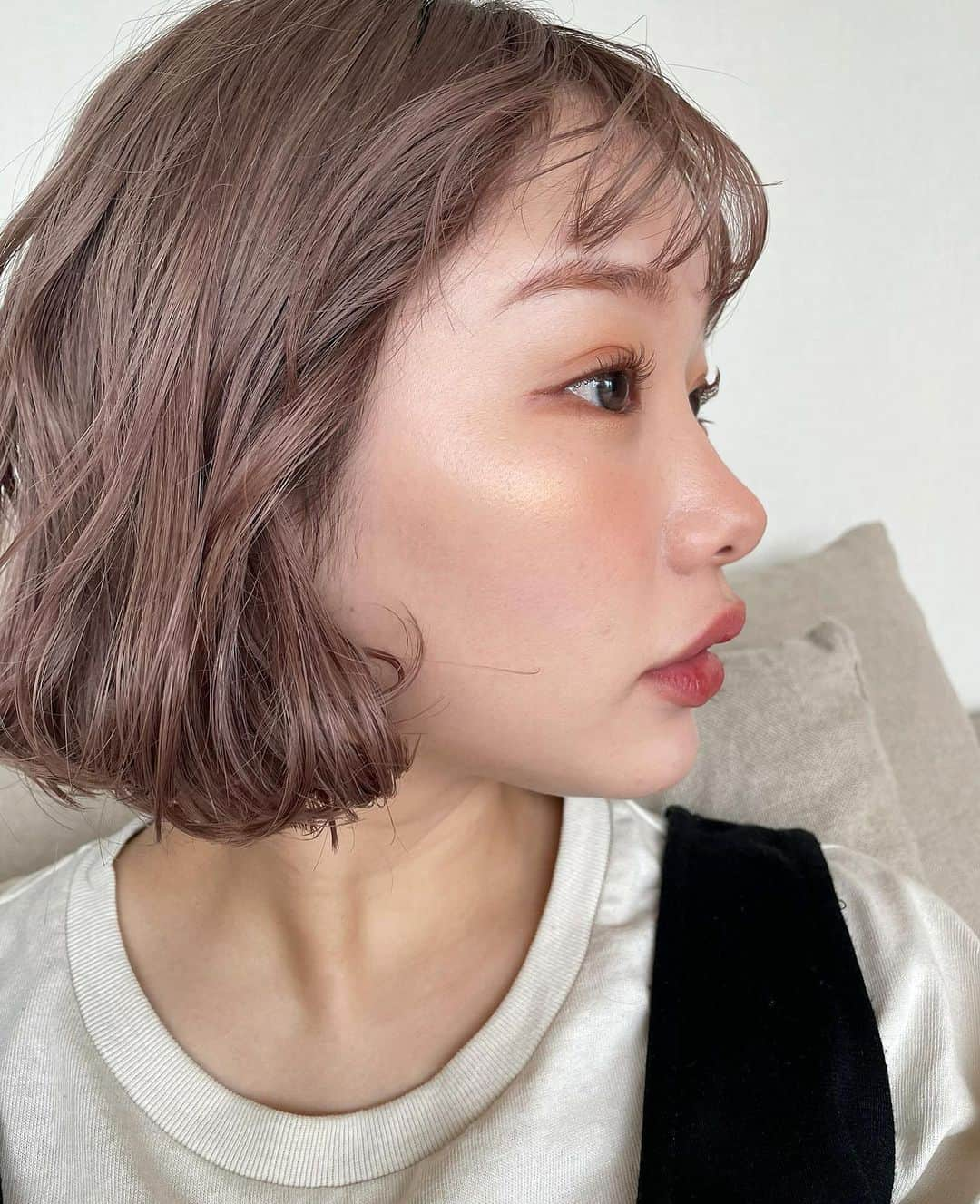 きりまるさんのインスタグラム写真 - (きりまるInstagram)「ボブヘアたち 💇🏻‍♀️♡  髪色がいい感じ〜 19ミリのコテでくるくる巻いた あとちゃっかりオン眉に 🖖🏻♡  うまく巻けた日に限って 雨やったり 速攻おちたりするよな。 （な？）  マスカラは色かわいい上に ダマにならん。伸びも良くて 最強にイイ 🤦🏻‍♀️♡♡ 匂わせ （まだ試作中〜おたのしみにっ ）  めちゃくちゃ可愛くなる予定👏🏻♡  この日のカラコンは チューズミーの リリーベージュ 🐭 ちゅるんとしてて鬼かわいかった これはリピだな👏🏻♡ . . #ブリーチカラー#ニュアンスカラー  #ボブヘアー#ボブ巻き#くすみカラー #ピンクベージュ#ピンクブラウン#ラベンダーカラー」6月8日 21時17分 - kirimaruuu