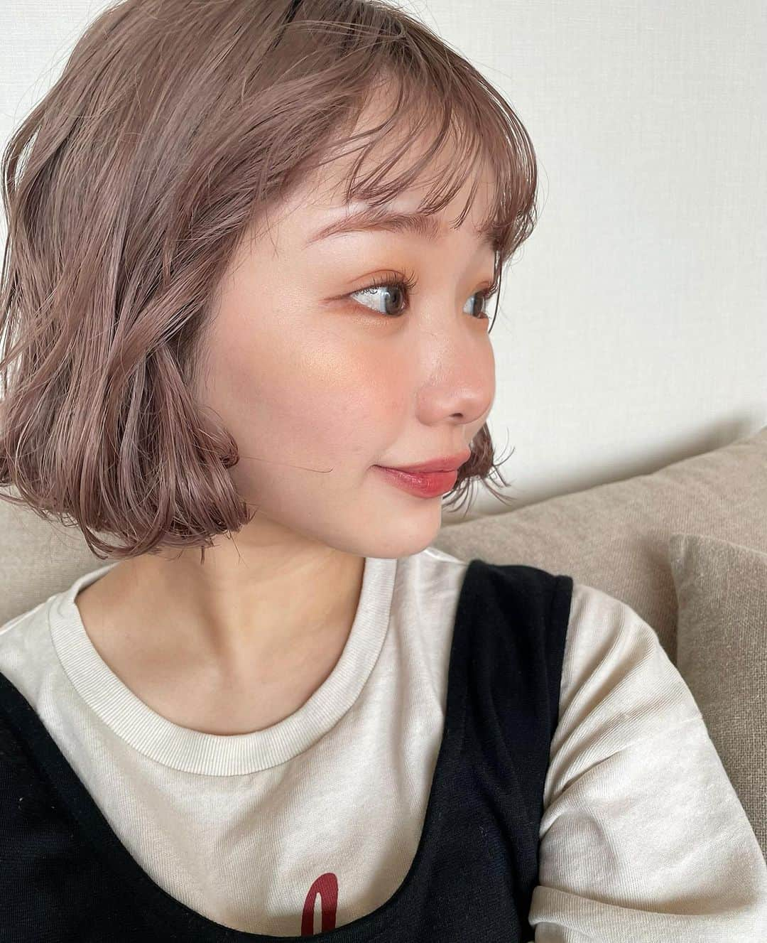 きりまるさんのインスタグラム写真 - (きりまるInstagram)「ボブヘアたち 💇🏻‍♀️♡  髪色がいい感じ〜 19ミリのコテでくるくる巻いた あとちゃっかりオン眉に 🖖🏻♡  うまく巻けた日に限って 雨やったり 速攻おちたりするよな。 （な？）  マスカラは色かわいい上に ダマにならん。伸びも良くて 最強にイイ 🤦🏻‍♀️♡♡ 匂わせ （まだ試作中〜おたのしみにっ ）  めちゃくちゃ可愛くなる予定👏🏻♡  この日のカラコンは チューズミーの リリーベージュ 🐭 ちゅるんとしてて鬼かわいかった これはリピだな👏🏻♡ . . #ブリーチカラー#ニュアンスカラー  #ボブヘアー#ボブ巻き#くすみカラー #ピンクベージュ#ピンクブラウン#ラベンダーカラー」6月8日 21時17分 - kirimaruuu