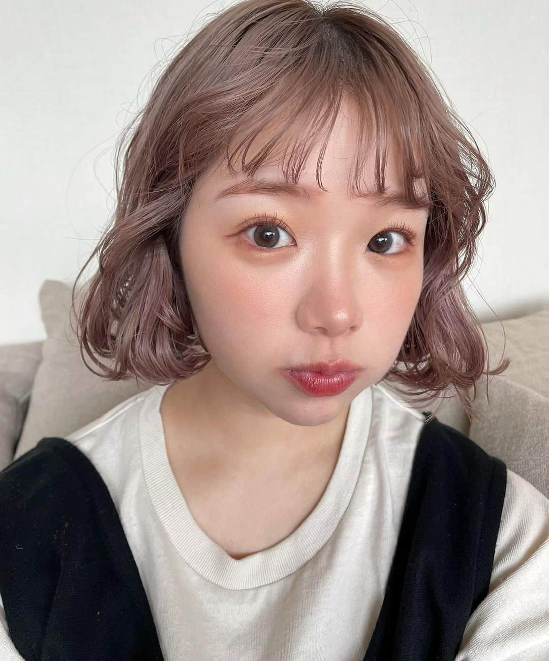 きりまるさんのインスタグラム写真 - (きりまるInstagram)「ボブヘアたち 💇🏻‍♀️♡  髪色がいい感じ〜 19ミリのコテでくるくる巻いた あとちゃっかりオン眉に 🖖🏻♡  うまく巻けた日に限って 雨やったり 速攻おちたりするよな。 （な？）  マスカラは色かわいい上に ダマにならん。伸びも良くて 最強にイイ 🤦🏻‍♀️♡♡ 匂わせ （まだ試作中〜おたのしみにっ ）  めちゃくちゃ可愛くなる予定👏🏻♡  この日のカラコンは チューズミーの リリーベージュ 🐭 ちゅるんとしてて鬼かわいかった これはリピだな👏🏻♡ . . #ブリーチカラー#ニュアンスカラー  #ボブヘアー#ボブ巻き#くすみカラー #ピンクベージュ#ピンクブラウン#ラベンダーカラー」6月8日 21時17分 - kirimaruuu