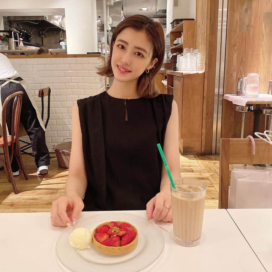 夏焼雅さんのインスタグラム写真 - (夏焼雅Instagram)「🍨🤍🫖🍽  It was delicious.🍓  clothes▶︎ @amerivintage  ・MEDI 2WAY CURTAIN ROMPERS 昨日の投稿でご紹介したけどこんな感じです❤︎」6月8日 21時33分 - miyaaa0825