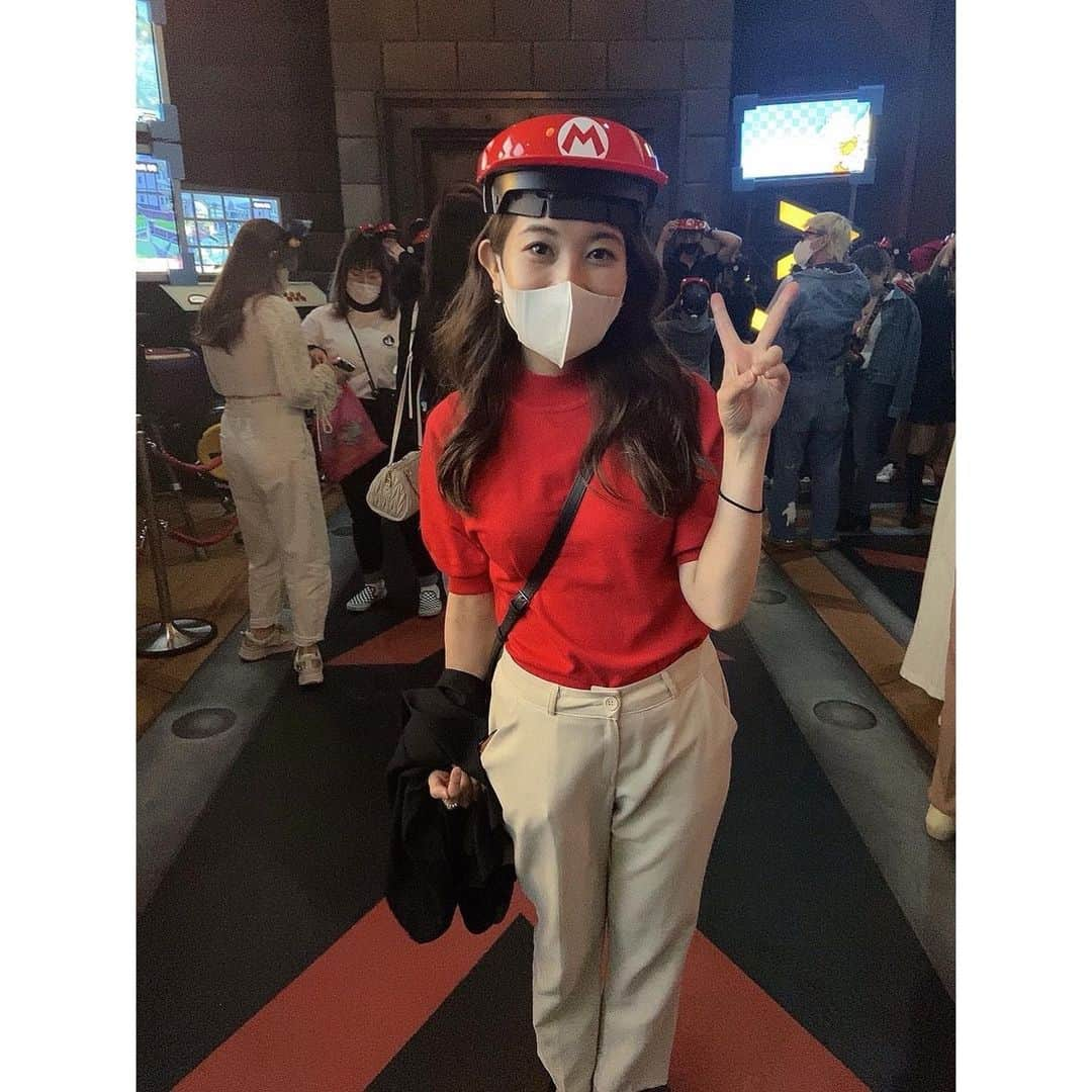 梅山茜さんのインスタグラム写真 - (梅山茜Instagram)「. ＊USJ🌍 MARIO⛑＊ . 5月はいい感じに更新していたはずなのに 油断したらいつの間にか6月です🫢驚  ということで、先月行ったユニバの写真を🎡 こちらはお目当ての1つニンテンドーワールド！！！ 昔からスーファミのスーパーマリオワールドが大好きで 64とかゲームキューブとかDSとか Switchとかのマリオ関連のゲームも持ってるし iPhoneでもマリカーするぐらい意外とマリオ好き⛑ だからマリオっぽい服で！ (一緒に行った友達には緑の服着させた←🟢)  アトラクションはマリカーのゲームさながらで 乗りながら色んなアイテム取ったり投げたり もう本当に興奮した！！！めっちゃ楽しかった🤩🤩 4人乗りの4人で対決で高得点出した😏 至る所にマリオの世界観が表現されていて 歩いたり並んだりするだけでも楽しめました🧡🧡🧡  楽しかった写真見て6月も頑張ろーーー！  . #アナウンサー#フリーアナウンサー#女子アナ#女性アナウンサー#タレント#リポーター#ユニバーサルスタジオジャパン#ユニバ#ニンテンドーワールド#マリオカート#スーパーマリオ#マリカー#usj#usjコーデ#大阪」6月8日 21時58分 - umeyama_akane