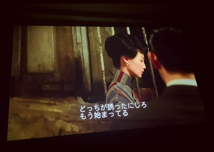 忍野さらさんのインスタグラム写真 - (忍野さらInstagram)「香港映画が気になるこの頃🌹 最近は「花様年華」観ました。  どの瞬間を切り取っても絵画みたい。  じっくりゆっくり煮込まれていくお料理を おあずけされ続けていたような時間でした・・・ 静かに長く燃え続けるような距離感が魅力的  終わっても匂いが消えないまま 余韻に浸ってた 🫧  湿度が高くて梅雨っぽかったので 載せたくなりました。  ウォンカーウァイ作品、 面白くて美しくて、癖になる🫶🏻  🎥 #IntheMoodforLove #花樣年華  #花様年華 #ウォンカーウァイ監督  #おしの映画」6月8日 23時09分 - oshinosara