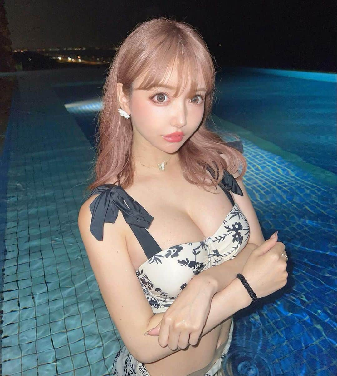 吉川ちえさんのインスタグラム写真 - (吉川ちえInstagram)「【👙🏊💭💕】 . 雨だし寒いけどプール入った🫡笑 湿気で髪の毛もポヤポヤ🤣❤️w 水着は ( @shein_japan ) . 1400円くらいで買えた💰w にしては可愛かった🧸🎀 Sサイズ買ったけどショーツは少し大きかった🫡 . #SHEIN #shein購入品 #水着 #ビキニ #プール #水着コーデ  #ナイトプール #プール #プール付きホテル  #インフィニティプール #大磯プリンスホテル #大磯プリンスホテルスパ」6月9日 0時36分 - yoshikawachie_16