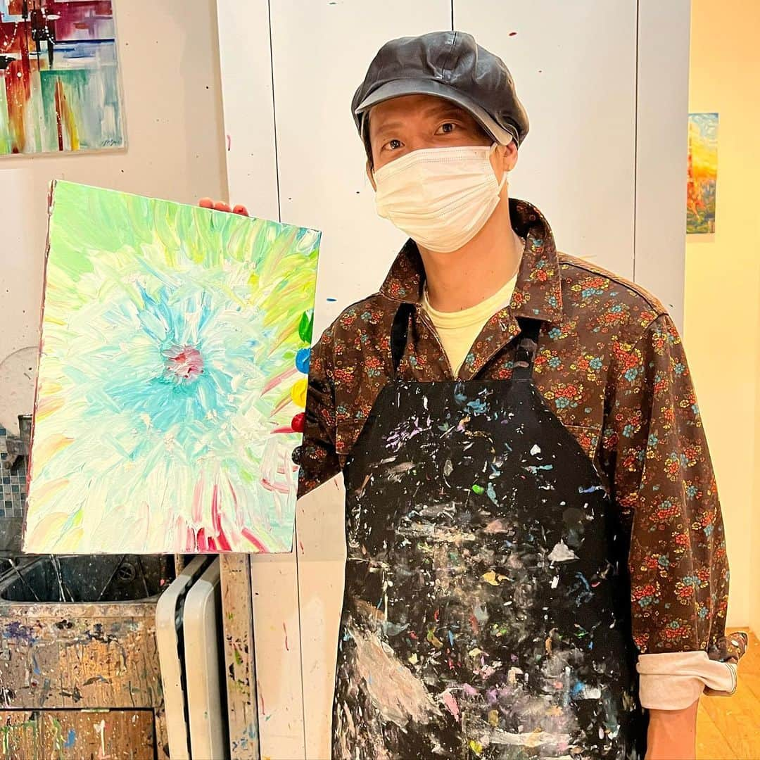 黒木啓司さんのインスタグラム写真 - (黒木啓司Instagram)「小学校ぶりに絵を描いてみた🖼  よくわかんないけど 今の心情なのかな？  適当に描いてみた  2枚目は 息子の作品ですが やっぱり 子供の自由な発想やエネルギー感性に脱帽  でも個人的には無心で描けた 一枚目は出来上がり4枚目は途中  全く違う作品になった！  絵を無心で描けるきっかけになった！」6月9日 0時41分 - exile_keiji