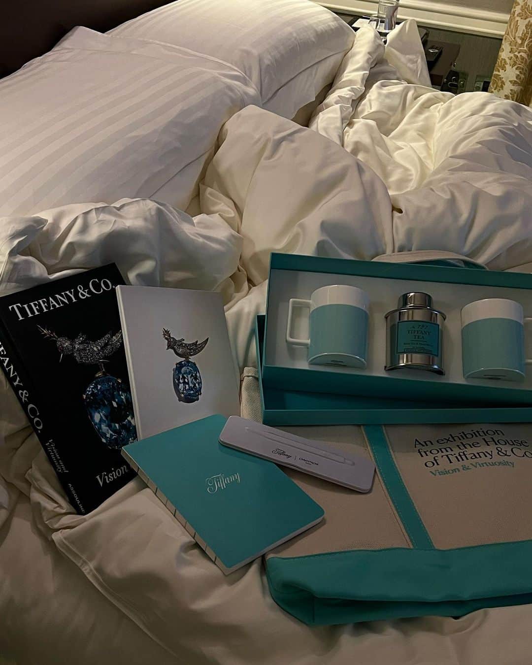 三吉彩花さんのインスタグラム写真 - (三吉彩花Instagram)「Pretty flowers and lovely gifts.  Thank you @tiffanyandco 💙💙  #TiffanyandCo #VisionAndVirtuosity #TiffanyExhibition #TiffanyPartner」6月9日 2時32分 - miyoshi.aa