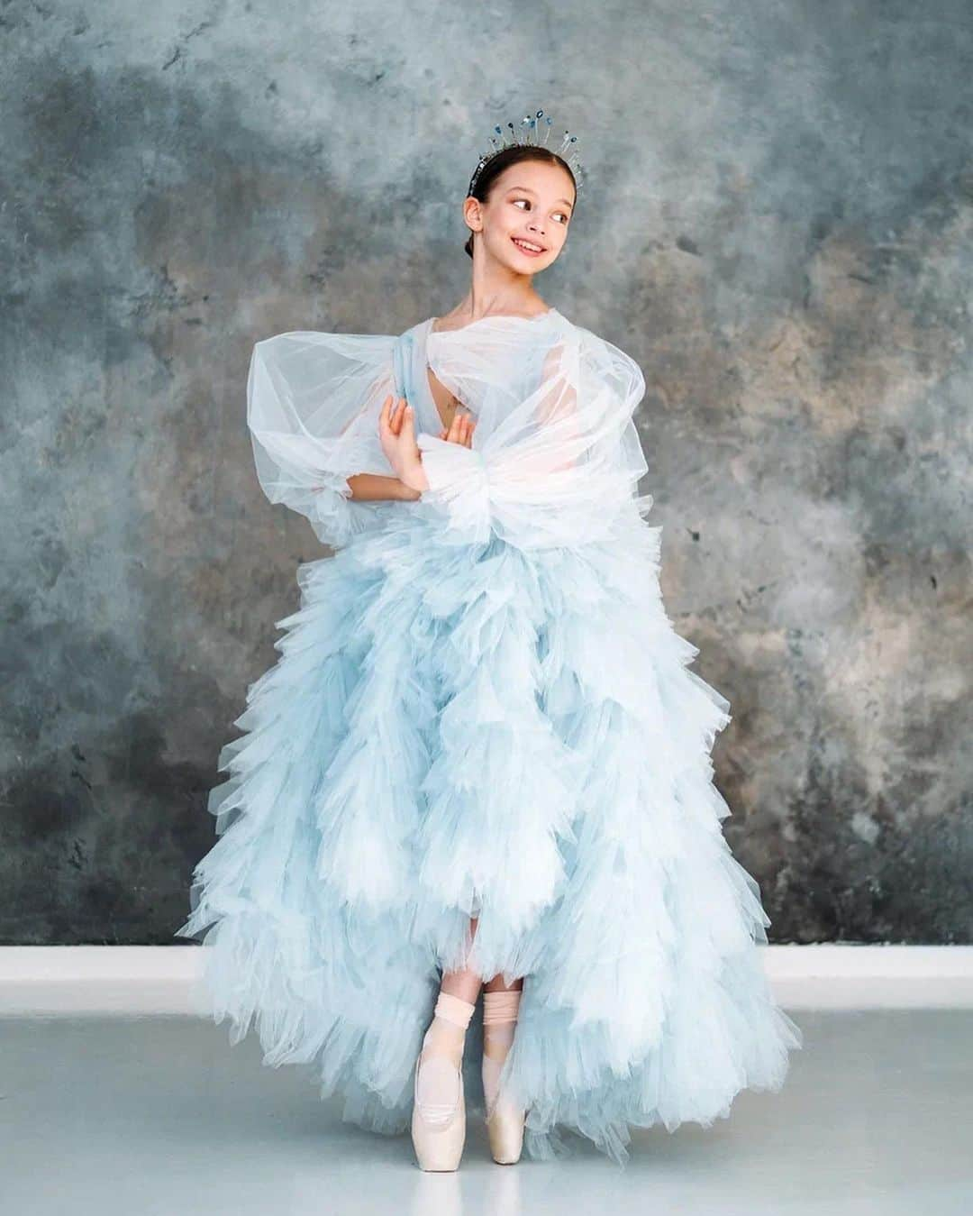 アンナ・ヴァワガさんのインスタグラム写真 - (アンナ・ヴァワガInstagram)「🌊🦢🌊 photo @elena_bovina_for_kids  hair @oxana.vesna  dress @irinakhitrova_dress」6月9日 4時14分 - annapavaga