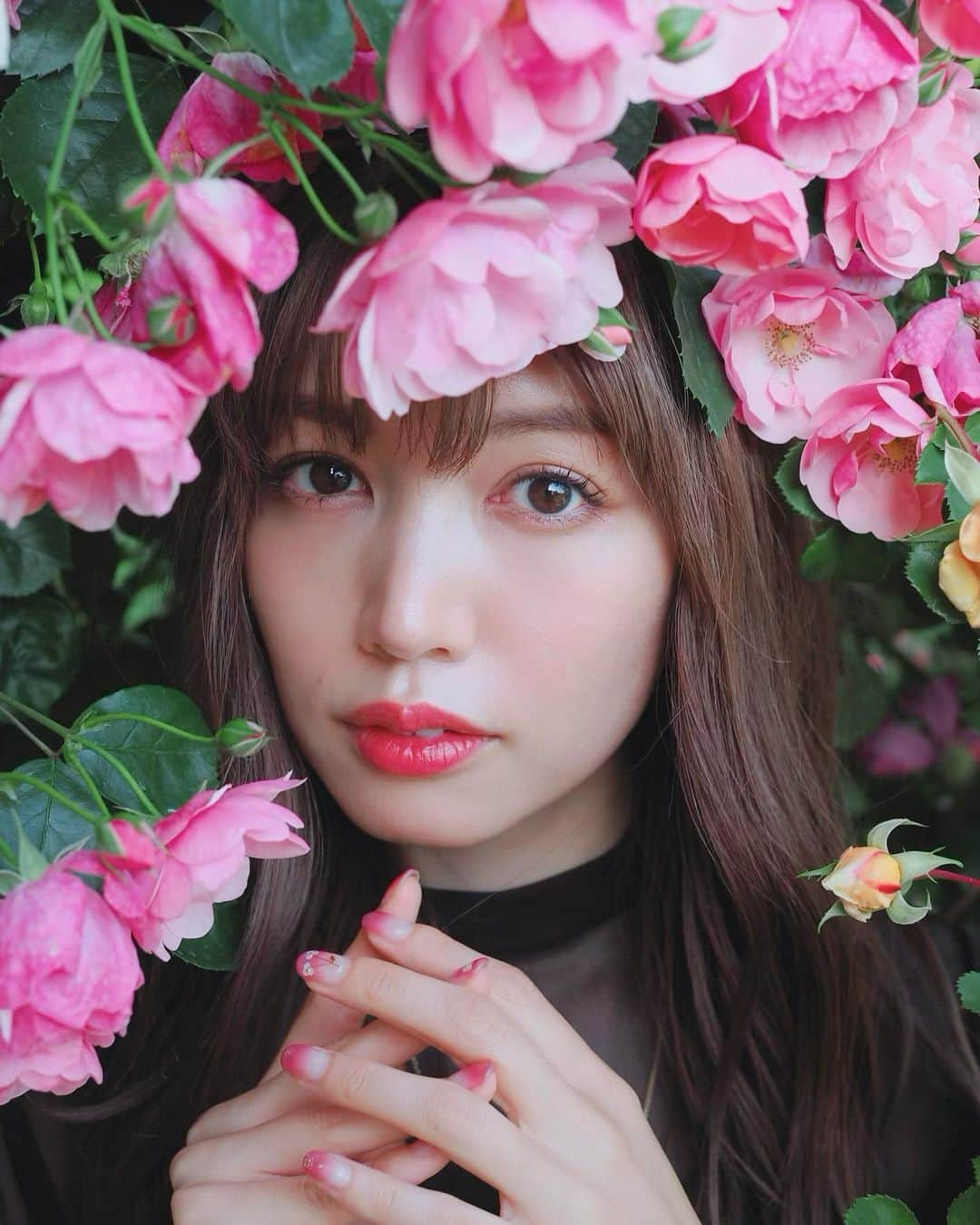 ののさんのインスタグラム写真 - (ののInstagram)「. 花が好きです💐  🌹 #ポートレート#裸眼メイク#一眼レフ#ポトレ#ピンクメイク#サロンモデル#サロモ#はなまっぷ#薔薇#バラ#人像攝影#人像摄影#人像写真#ポトレのセカイ#フレイアイディー#ワンピース#ティファニー#tスマイル#東京カメラ部#大阪#東京#私の写真もっと広まれ#ファインダー越しの私の世界 #作品撮り #portrait#good_portraits_world#japanesegirl#frayid #tiffany#asiangirls」6月9日 7時13分 - nonoko0309