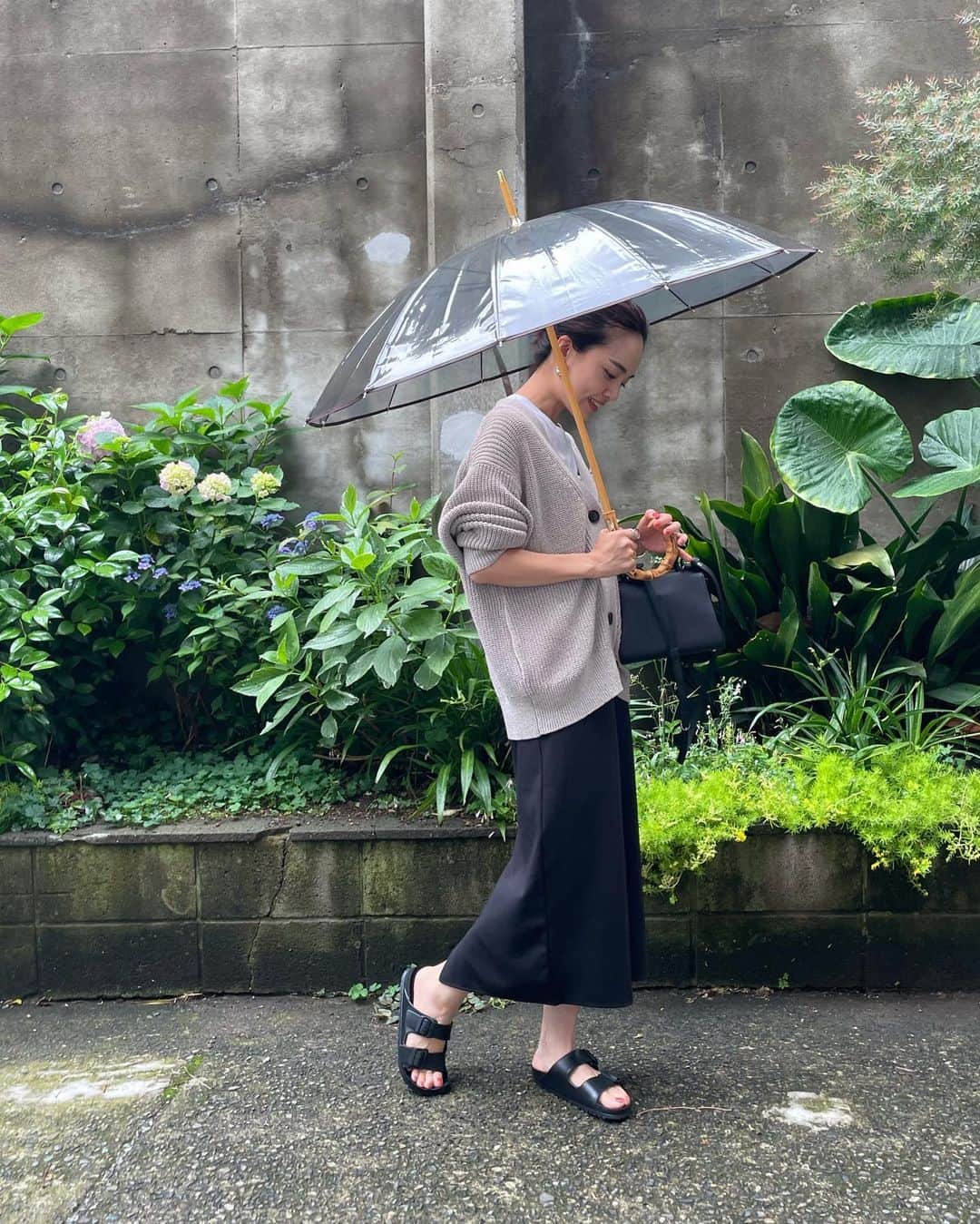 春名亜美さんのインスタグラム写真 - (春名亜美Instagram)「お気に入りの傘を持つと雨の日に対する気分がこんなにも違うのか。と知った日。 可愛い傘買うのにハマりそう🤭🌂  #カーディガン @norc.jp  #タンク @biotop_official × @hanes  #スカート @uniqlo  #bag @delvaux  #サンダル @birkenstock  #☂️ @traditionalweatherwear  ・ ・ ・ #traditionalweatherwear #雨の日コーデ #nork #birkenstock #ビルケンシュトック #uniqlo #hanes #梅雨 #梅雨コーデ #delvaux #雨コーデ」6月9日 9時38分 - amiharunaami