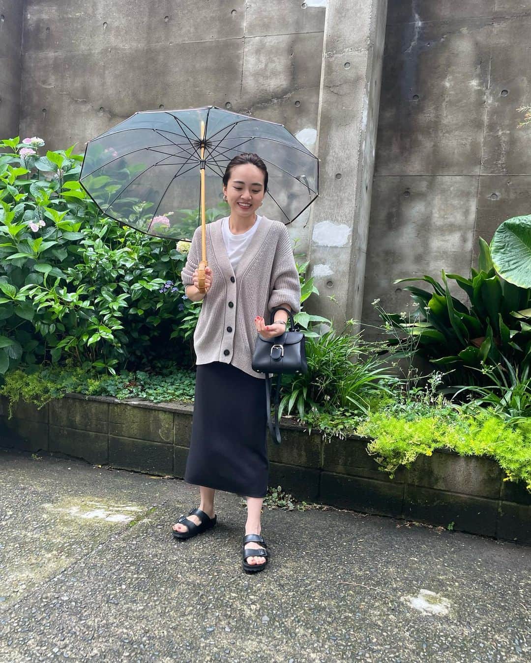 春名亜美さんのインスタグラム写真 - (春名亜美Instagram)「お気に入りの傘を持つと雨の日に対する気分がこんなにも違うのか。と知った日。 可愛い傘買うのにハマりそう🤭🌂  #カーディガン @norc.jp  #タンク @biotop_official × @hanes  #スカート @uniqlo  #bag @delvaux  #サンダル @birkenstock  #☂️ @traditionalweatherwear  ・ ・ ・ #traditionalweatherwear #雨の日コーデ #nork #birkenstock #ビルケンシュトック #uniqlo #hanes #梅雨 #梅雨コーデ #delvaux #雨コーデ」6月9日 9時38分 - amiharunaami