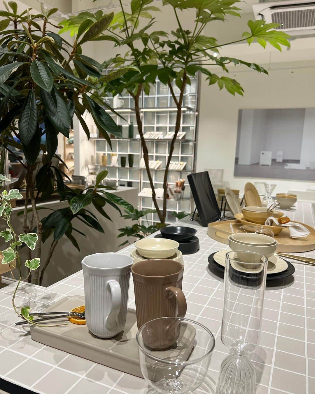 パク・ソヨンさんのインスタグラム写真 - (パク・ソヨンInstagram)「#광고 이사 후에 인테리어에 관심이 폭발해서 ㅋㅋ 오덴세&82빌리어스 쇼룸이 서래마을에 오픈했대서 호다닥 다녀왔어요:) 총 3층에 걸쳐 전시중이라 볼거리가 많더라구요! 오덴세 ‘아트 앤 크래프트’라는 컨셉에 맞게 제품 구경뿐만 아니라 세라미스트 신다인 작가님의 팝업 전시도 즐길 수 있다는❣️  _ 1층과 B1층에 준비된 82빌리어스 쇼룸에서는 감각적인 디자인의 가구와 소품들이 가득해서 찜해놓은게 한두개가 아니에요 ㅎㅎ 소프트 미니멀리즘을 추구하는 82빌리어스답게 차분한 가구들이 인상적☺️   테이블웨어와 가구를 모두 만나볼 수 있는 이번 쇼룸은 방문 고객을 위한 다양한 혜택과 오픈일에만 받아볼 수 있는 스크래치 쿠폰이 준비되어 있어요!! 진⃝ 짜⃝ 예쁜 아이템들이 많으니 서래마을 나들이 코스로 방문해 보셔도 좋을 것 같아요😉✨ . . . #유료광고 #오덴세 #82빌리어스 #쇼룸 #플래그쉽스토어 #아트앤크래프트 #오덴세플래그쉽스토어 #82빌리어스쇼룸 #82빌리어스가구 #서래마을 #전시 #공예전시」6月9日 12時29分 - ssovely1024