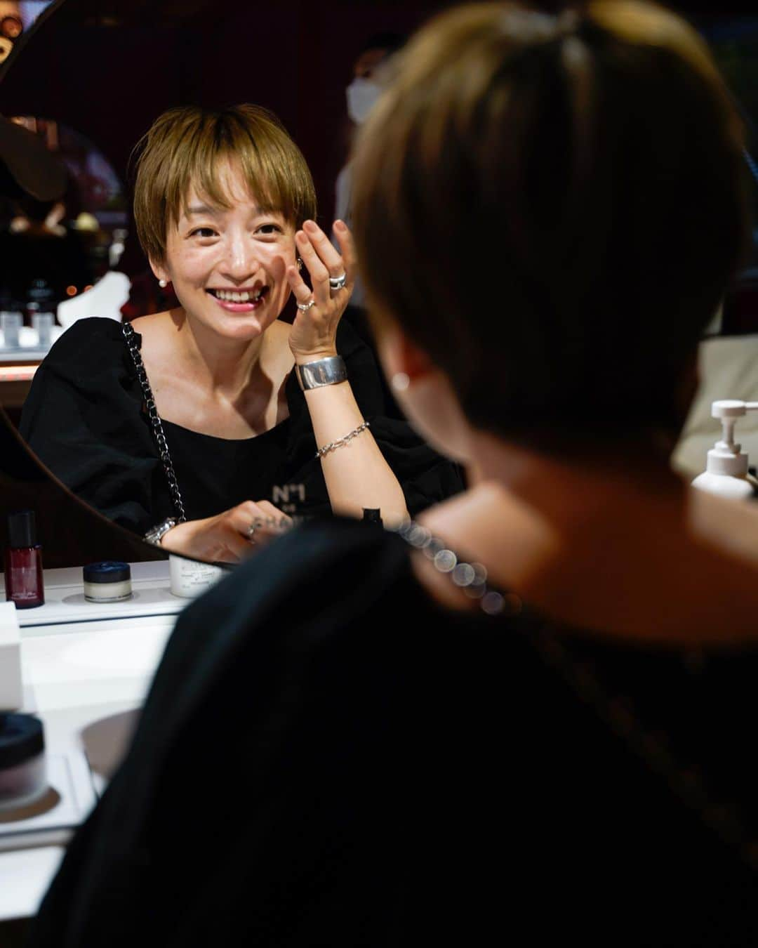 高山都さんのインスタグラム写真 - (高山都Instagram)「すこし前になりますが、 @chanel.beauty の発表会へ💄  #N1DECHANEL #N1ドゥシャネル  真っ赤に染まったCHANELの世界観、素敵だったなー。 タッチアップで塗らせてもらったリップが透ける真紅で、黒のスタイルによく映えた。そしたら思いっきり笑っても、女っぽく見えた。 口紅の魔法ってすごいなー。」6月9日 13時57分 - miyare38