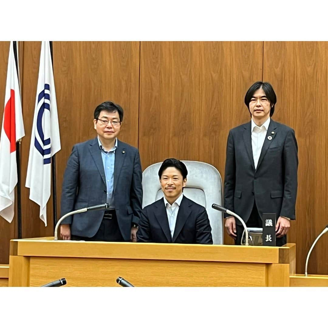 松本利夫さんのインスタグラム写真 - (松本利夫Instagram)「川崎市の市議会を傍聴させて頂きました 緊張感のある中 貴重な経験をさせてもらいましたし 特別に議長席にも座らせて頂きました！  その後 議長、副議長と対談をさせて頂いたり マスコミ取材をして頂いたり 川崎市市民文化大使としての想いを お話させていただいた とても充実した1日でした(^^)  #川崎市議会 #川崎市民文化大使」6月9日 15時22分 - exile_matsu