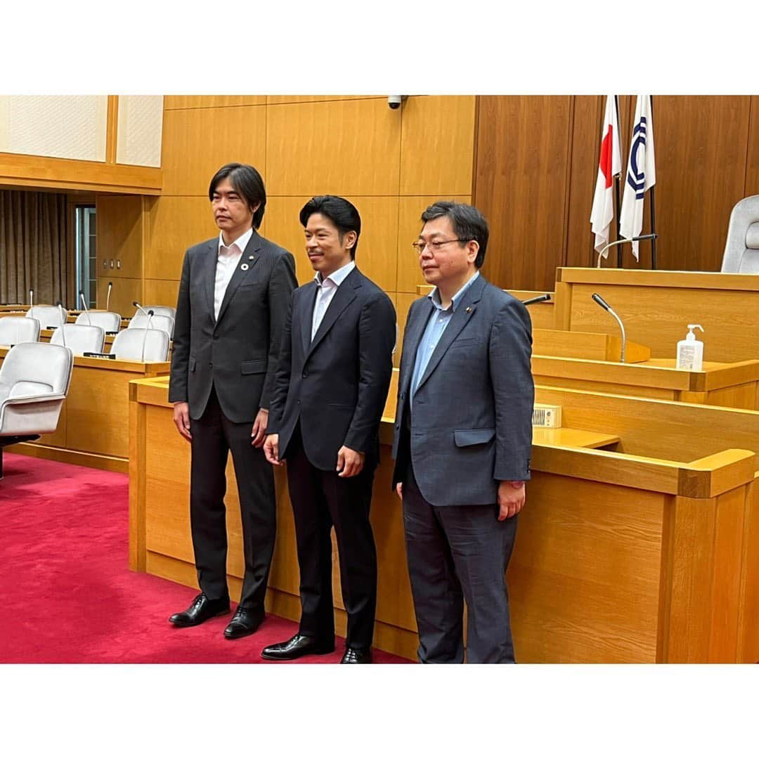 松本利夫さんのインスタグラム写真 - (松本利夫Instagram)「川崎市の市議会を傍聴させて頂きました 緊張感のある中 貴重な経験をさせてもらいましたし 特別に議長席にも座らせて頂きました！  その後 議長、副議長と対談をさせて頂いたり マスコミ取材をして頂いたり 川崎市市民文化大使としての想いを お話させていただいた とても充実した1日でした(^^)  #川崎市議会 #川崎市民文化大使」6月9日 15時22分 - exile_matsu