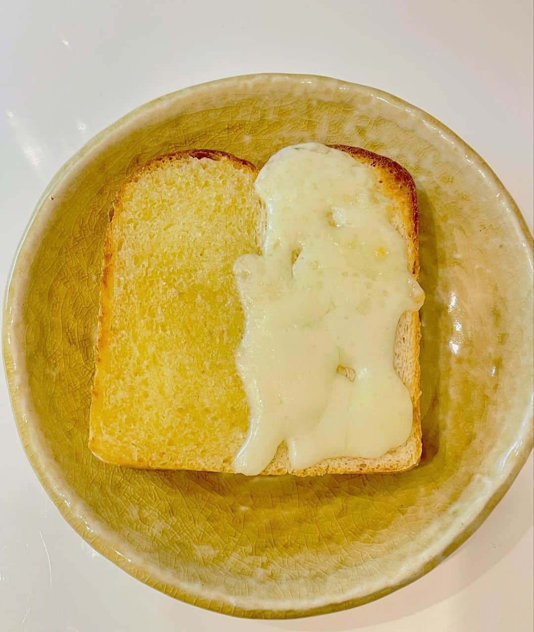 太田景子さんのインスタグラム写真 - (太田景子Instagram)「食パン焼いたよ🍞✨  オーガニックの粉や天然酵母を使って体に優しいパン作り☺️  無添加の材料のみを使って作れるから安心だし楽しいし、手作りパンとってもおすすめです🥐🥪🥖🥯  今回の食パンは、まずはそのまま食べてほんのりと感じる甘さを楽しみ、２枚目は写真のように半分はチーズ、半分はハニーバターでしょっぱ甘いを堪能😋  翌日は、目玉焼き、ハム、レタスを挟んだのと、これまた手作りのクリームチーズとジャムを挟んでサンドイッチにしてお出かけに持っていきました〜(写真撮り忘れた🥲)  次はりんごのフィリングを乗せてトーストしよっかなぁ〜と考えてます。ワクワク🍎😊🍎  みなさんの食パンのおすすめの食べ方があったらぜひ教えてください🙋‍♀️✨  #オーガニック  #天然酵母  #パン作り  #朝食  #おやつ  #お弁当  #体にやさしいごはん  #レシピ  #無添加」6月9日 16時42分 - keiko_ota1121