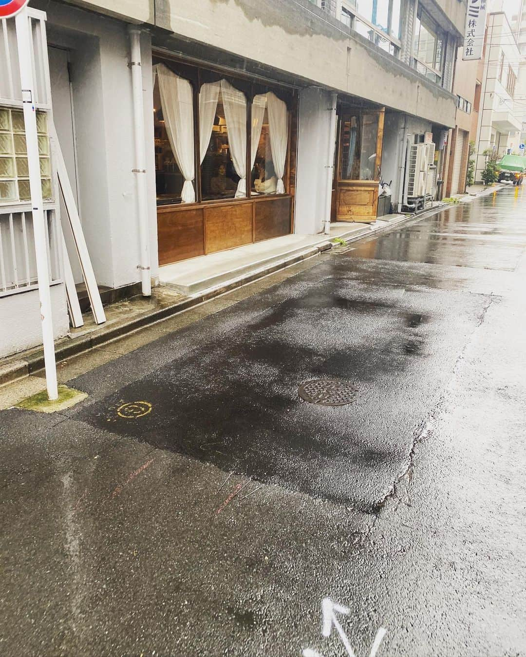 時椿サスケさんのインスタグラム写真 - (時椿サスケInstagram)「この前、大雨の中、蔵前に行ってきんだけど、洒落てる店多い🏘  ダンデライオンっていうチョコレートのカフェは、めちゃくちゃ甘い香りがハンパない‼️ 絶対行って欲しい、おすすめ💨  2階席もあったけど覗けず🤭  フローズンチョコレートをテイクアウトしました🥡これが極ウマ。 相当なうまうまうまうまうまい😋  大雨の中でもフローズンチョコレート🍫  あと、チョコレートのクッキーみたいなのを買ったんだけど、いつか食べようとポケット入れて、次の日にリュックに入れておいたら、溶けてた…  オーマイチョコレート🍫🍫🍫🍫🍫  あと何店舗か言ったけど、名前忘れました笑  この大雨の中、フローズンチョコレート飲んで半袖で、次の日梅雨の天候に反した仕事して、見事に風邪ひいて38.5度の熱🌡  もうちょっと鍛えないと行けない👊  #蔵前 #梅雨 #カフェ #大雨 #風邪 #チョコレート」6月9日 16時50分 - zashiki_sasuke