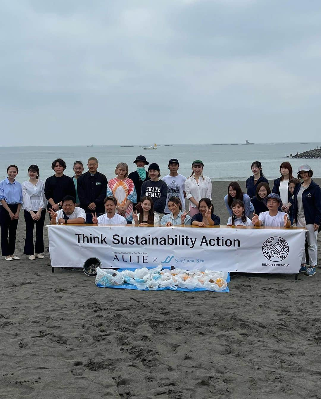 松田詩野さんのインスタグラム写真 - (松田詩野Instagram)「世界海洋デーの昨日(6/8)に、ALLIEのThink Sustainability Actionアンバサダーとして、地元茅ヶ崎の海でビーチクリーン活動をしました！ ぱっと見は目に見えないところにも小さいプラスチックがこんなに落ちてた🫣プラスチックの袋が多いなと感じたからやっぱりエコバックやマイボトルを持つのは大切なんだなと私も実感できた1日でした！ こうしてみんなでやると1時間で沢山のゴミが集まったよ！自分達に出来ることから始めよう🧚🏼‍♂️✨   ジェルUVを塗ってたんだけど、汗、水、こすれにも強くて、べたつき感もないからこれからの季節には必需品🫶🏻紙製パッケージもうれしいよね✨Nikiさんとのインスタライブも見てくれたかな？まだの方はアーカイブあるから見てね！🤎🌴  #ALLIE #アリィー #日焼け止め #サステナブル #サステナビリティ #sustainability #ビーチフレンドリー #pr」6月9日 17時48分 - shinomatsuda