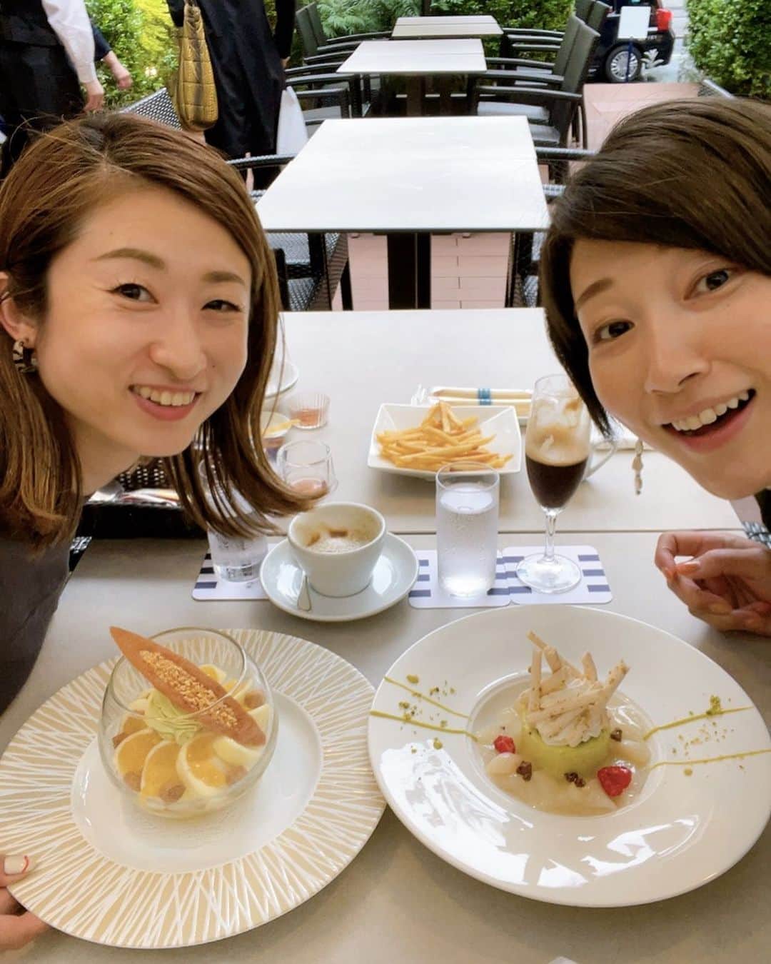 狩野舞子さんのインスタグラム写真 - (狩野舞子Instagram)「・ 裕子と @yokumoku_jp 〜💕 今回は初夏のメニューを頂きました🍊 ・ 裕子が切ってるのはガレット😎 恵方巻きじゃないよ笑 ・ 初夏メニューは爽やかで甘酸っぱくて、それはそれは濃い目のコーヒーと相性抜群でございました🥰 そして前回朱加お姉様と行った時からハマったフライドポテトも忘れずに🍟笑 ・ #青山 #yokumoku #ヨックモック #bluebricklounge」6月9日 17時52分 - kanochan715