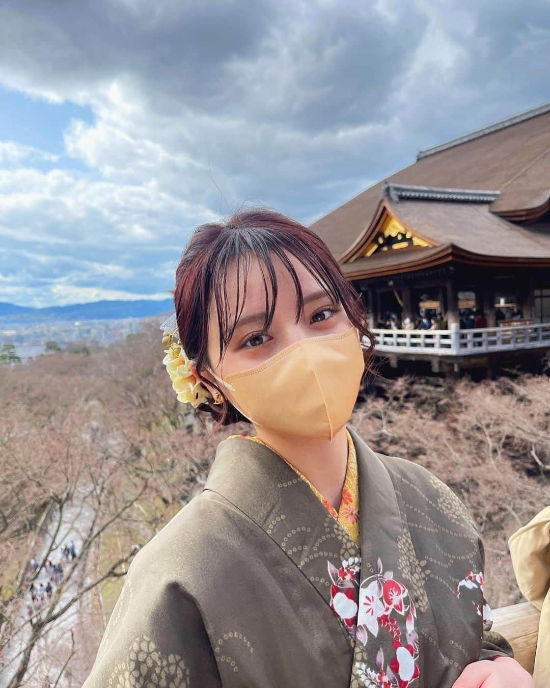 美女naviさんのインスタグラム写真 - (美女naviInstagram)「【美女navi ☻*】京都旅行🚄⛩ * * 今回ご紹介させていただく方は❤️ A s a k a さん ▶️▷ @aasakaa_0102 * * # Repost . . 時差で載せます😂笑笑 ３月に行った京都旅行🚄⛩🥹  抹茶のソフトクリームのやつも食べて、浅漬けきゅうりもだ食べて、帰りはしゃぶしゃぶ食べて帰りました😂笑笑  えりちゃん美しかった🥹🥹  今度リール載せるから楽しみにしててね🙂💗 . . A s a k a さん のアカウントには 他にも素敵な投稿が(*´﹀`) ぜひ覗いてみてくださいね🧡 * * * 美女navi掲載希望の方は⇒ @bijo_navi ❤️と # ビジョナビ タグ付け * 10代限定姉妹アカウント 美少女navi掲載希望の方は⇒ @bishojo_navi 💛と # ビショウジョナビ タグ付け * お願いします✨✨ * * 次回もお楽しみに...😍 * * #京都 #浴衣女子 #京都旅行 #女子旅 #女子旅行 #着物女子 #着物ヘア #着物レンタル #ナチュラルメイク #オシャレ好き #アイメイク #マスクメイク #浴衣ヘアアレンジ #自撮り女子 #大人可愛い #ヘアアレンジ #美肌 #大人メイク #オトナ可愛い #お出かけ #振り向き美人 #暗髪 #暗髪カラー #着物デート #女子力向上」6月9日 18時00分 - bijo_navi