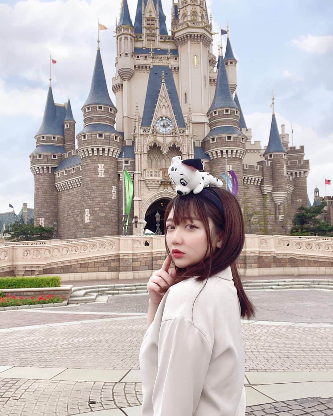 小澤しぇいんさんのインスタグラム写真 - (小澤しぇいんInstagram)「久々のディズニーランド🏰🌈👑✨ 今日はドナルドちゃんの誕生日🛳  この時本当に空いてて5分待ちとかでビックリした！ めちゃめちゃ乗れて楽しかったな〜♡ 次はシーに行きたいな🐠  この日の#ちびっこーで  セットアップ　@cecilmcbee_official  バッグ　@levernis_official  サンダル　@shaka_footwear   #ディズニーランド#ディズニーリゾート#ディズニーコーデ#東京ディズニーランド#東京ディズニーリゾート＃骨格ストレート#disney#disneyland#disneyresort#tokyodisneyland#tokyodisneyresort」6月9日 19時00分 - 1217_shane