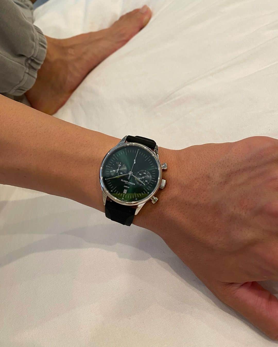 Kensukeさんのインスタグラム写真 - (KensukeInstagram)「@olivergreen_jp 品のある時計そして品質もクオリティも高く とてもかっこよくエレガント デンマークから生まれた腕時計🇩🇰 ・ ・ 一つ目のラインはMareというタイプ " Mare "の高級感がたまならないです! なのにコストパフォーマンス完璧です ステンレススチールの光沢感と重量感 とても気に入ってます!👍🏼 Brown カラーでベルトは光沢ある3-Link! 40mmの存在感のある仕上げです! スーツにも私服にもサーフィンなどにも ・ 200m(20気圧)防水性能があり水にも対応してます! ・ ・ そして二つ目は ベルトやカラーなど様々な色合いに 組み立てられる "ARBOR" 最高です。 ・ ・ 私は41mm カラーはSteel Green  ベルトはBlack Silicone  こちらはカジュアルでもフォーマルでも スポーティーでも相性がとても良い🙏🏽 ・ ・ なんといってもおしゃれです 素晴らしいです。。 手元をエレガントかつ実用性に優れた 腕時計です🤲🏽 父の日のプレゼントにもバッチリ👍🏼 ・ ・ 私からのリンクにてさらに 通常価格から15％OFFになるクーポン【5KEN15】🔥 そして "セール価格"からさらに"割引"になる クーポン【KEN5】のクーポンが ございます❤️‍🔥 ・ ・ 是非webサイトチェックして下さい! webサイトもすごく見やすくかっこいいので 選ぶのが楽しくなります👍🏼」6月9日 19時10分 - kensuke__tokyo