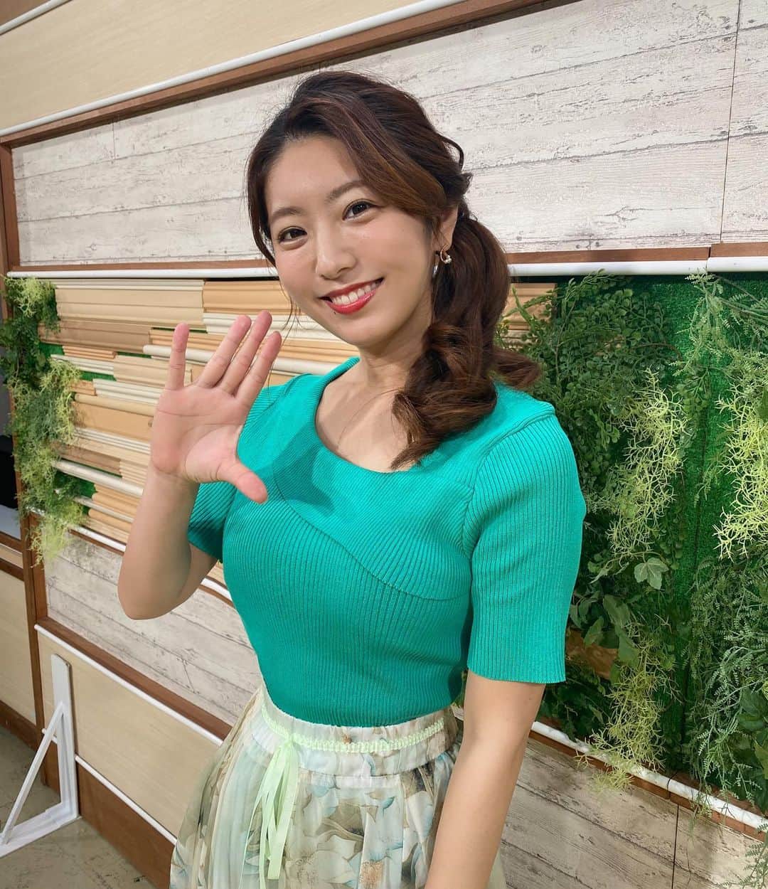 白戸ゆめのさんのインスタグラム写真 - (白戸ゆめのInstagram)「👗 . #東京インフォメーション #衣装 モニフラカラーのグリーン🌿」6月9日 19時48分 - yumeno.s_