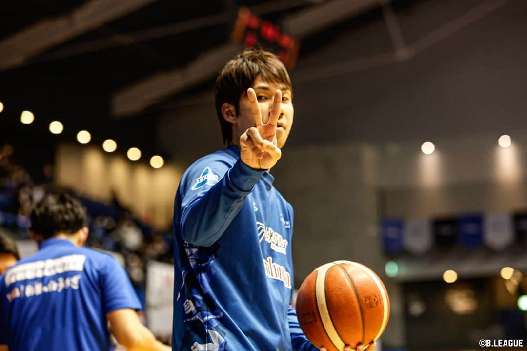 B.LEAGUEさんのインスタグラム写真 - (B.LEAGUEInstagram)「. カメラ目線にドキッ👀📸  SWIPE▶︎▶︎  ※写真は2021-22シーズン #Bリーグ」6月9日 20時00分 - b.league_official