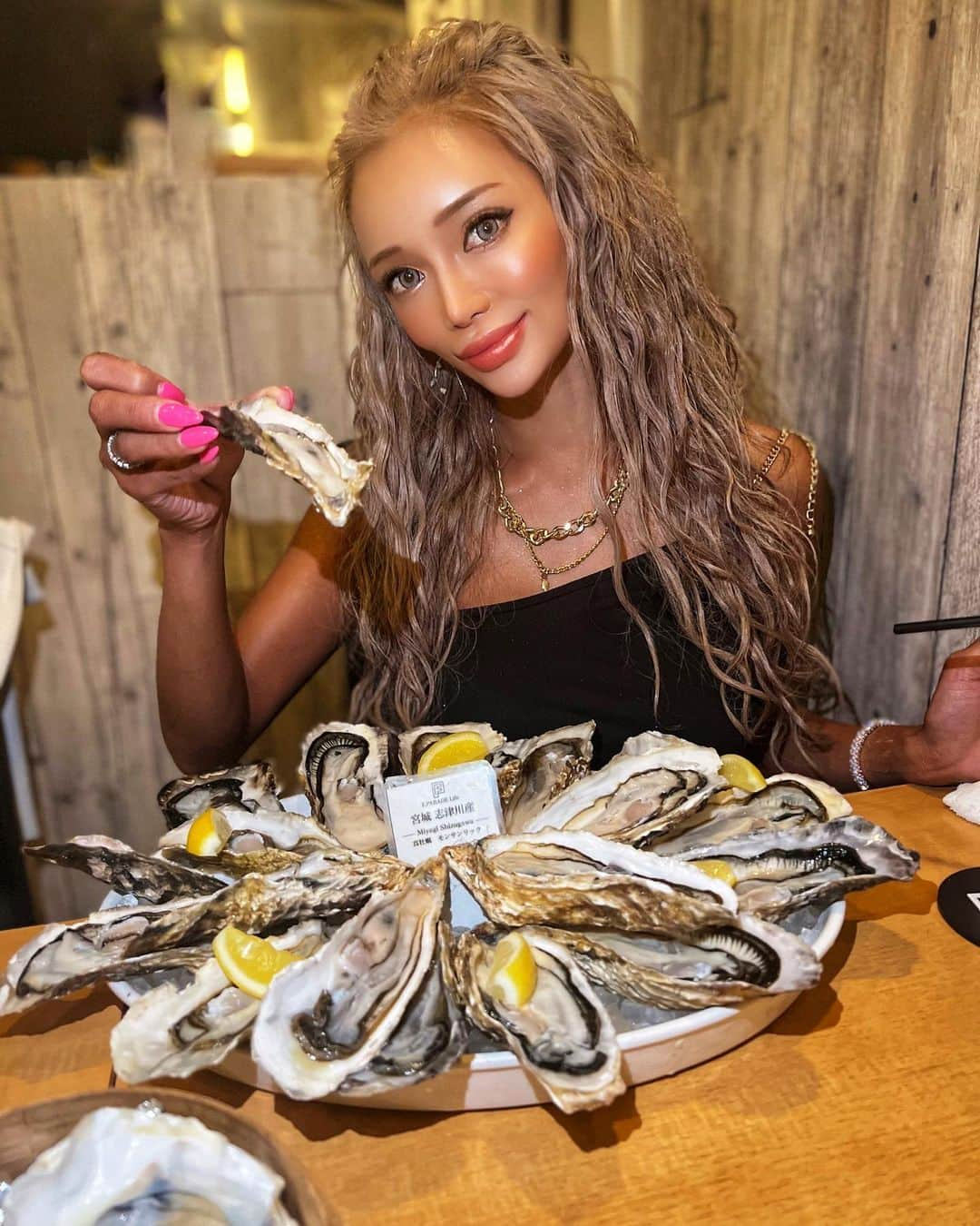 藤木そらさんのインスタグラム写真 - (藤木そらInstagram)「. . I love oysters so much that I went to all-you-can-eat ❤️ I'm satisfied with 30 oysters 🥹💞 . .かき食べ放題に行ってきたょ❤️💙牡蠣は飲み物なので、何個でもいけますね😂😂w . .30個は食べたなぁ(՞ . .՞)"💘 生牡蠣、蒸し牡蠣、牡蠣グラタン、パスタと食べ放題、1日3組限定お酒飲み放題つきで6600円でめちゃくちゃ安いのに美味しかった🥹💞 . .目黒駅チカにある @fparaderecruit 最高だ❤️❣️ . . .牡蠣好きにはたまらない❤️❤️また行こう՞‪⸝⸝> ̫ <⸝⸝՞ . . . .------------------- .📌最寄り　目黒駅 .📅定休　不定休 .💰予算　　6000円〜 .🏠住所　東京都目黒区目黒1-4-8東レクビル4F .--------------------  . . . . . . . . . . . . ,#PR  . .#牡蠣食べ放題 #牡蠣好きな人と繋がりたい #牡蠣 #生牡蠣 #オイスターバー #oysterperpetual #目黒グルメ #中目黒 #中目黒ディナー #東京グルメ #グルメ好きな人と繋がりたい #グルメ女子 #海鮮好きな人と繋がりたい #fparadelife #目黒牡蠣」6月9日 20時10分 - sorafujiki