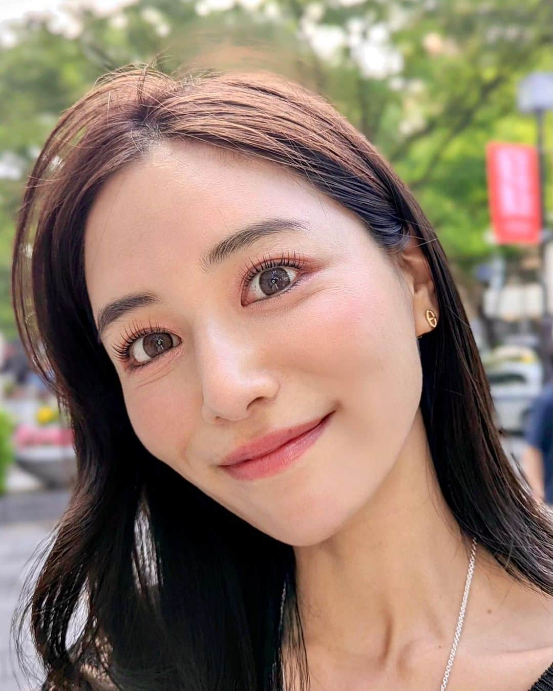 石井里奈さんのインスタグラム写真 - (石井里奈Instagram)「こんばんは🧡 今夜は美容投稿👁 昨日ストーリーズあげたらすっごく反応いただけたまつげパーマ👀 早く詳細知りたいとのお声があったので早めに投稿✍️ . 今回お伺いしたのは表参道駅徒歩1.2分のところにある @r.grace_eyelash さんへ👁 . 表参道って200店舗くらいマツエクサロンがあるなかで口コミ評点がtop10に入ってて最近フルリニューアルしたということで気になってたの🥹💛 . 今回はまつげパーマとフットネイルをVIPROOMで同時施術を受けてきたよ！VIPROOMは+1000円で個室でアロマを炊いてもらいながらドリンク提供してもらえるのでかなりおすすめ！ . そしてみんな驚きの通り、まつ毛の長さ、カールがすごい！まつげパーマしている間も放置されることなくずっと細かい作業をしてくださっていてこだわりと職人熱を感じました🔥こんなに自分のまつ毛長かったの？マツエクなの？と思う仕上がりで大満足❣️私のはラッシュリフトのパンダロッドという最新のカールみたいです👁 . 同時に足のネイルもフットバスから始まり毎月変わるデザインから選べて可愛くしてもらえて本当嬉しかった〜！（小指の爪が小さくて悩みだったけどストーン置いて大きく見せてくれたり配慮が嬉しい🥰） . 嬉しくてカフェでもニコニコ。 ご機嫌な石井さんでした🤍 . ぜひチェックしてみてね！ 私の担当してくれた2人🤍 @mei_rgrace  @maki_rgrace  . #りなまるメイク #メイク #まつげパーマ #パンダロッド #ラッシュリフト #まつげ #まつ毛パーマ #マツエク #表参道 #omotesando #アイメイク #eyelashes #eyemakeup #eyelashextensions #フットネイル #footnail #夏ネイル #表参道カフェ #beforeafter #りなまるメイク #美容 #マツエクデザイン #マツエクサロン #マスカラ #すっぴん #ナチュラルメイク #モテメイク #口コミ #トレンドネイル #omotesando #メイク好き #美容好き」6月9日 20時23分 - ri7tin1025