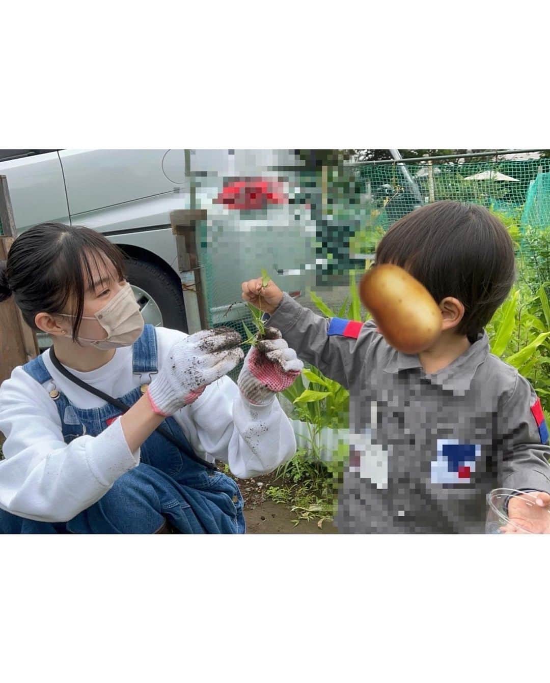 志田彩良さんのインスタグラム写真 - (志田彩良Instagram)「みんなで祖母の畑をお手伝い🌱 たまねぎ、ブルーベリー、胡瓜、茄子、パクチー、 などなど。。沢山収穫出来ました‼︎  楽しかった〜〜  最後の動画はいとこが撮ってくれました🫐」6月9日 20時38分 - sarashida_official
