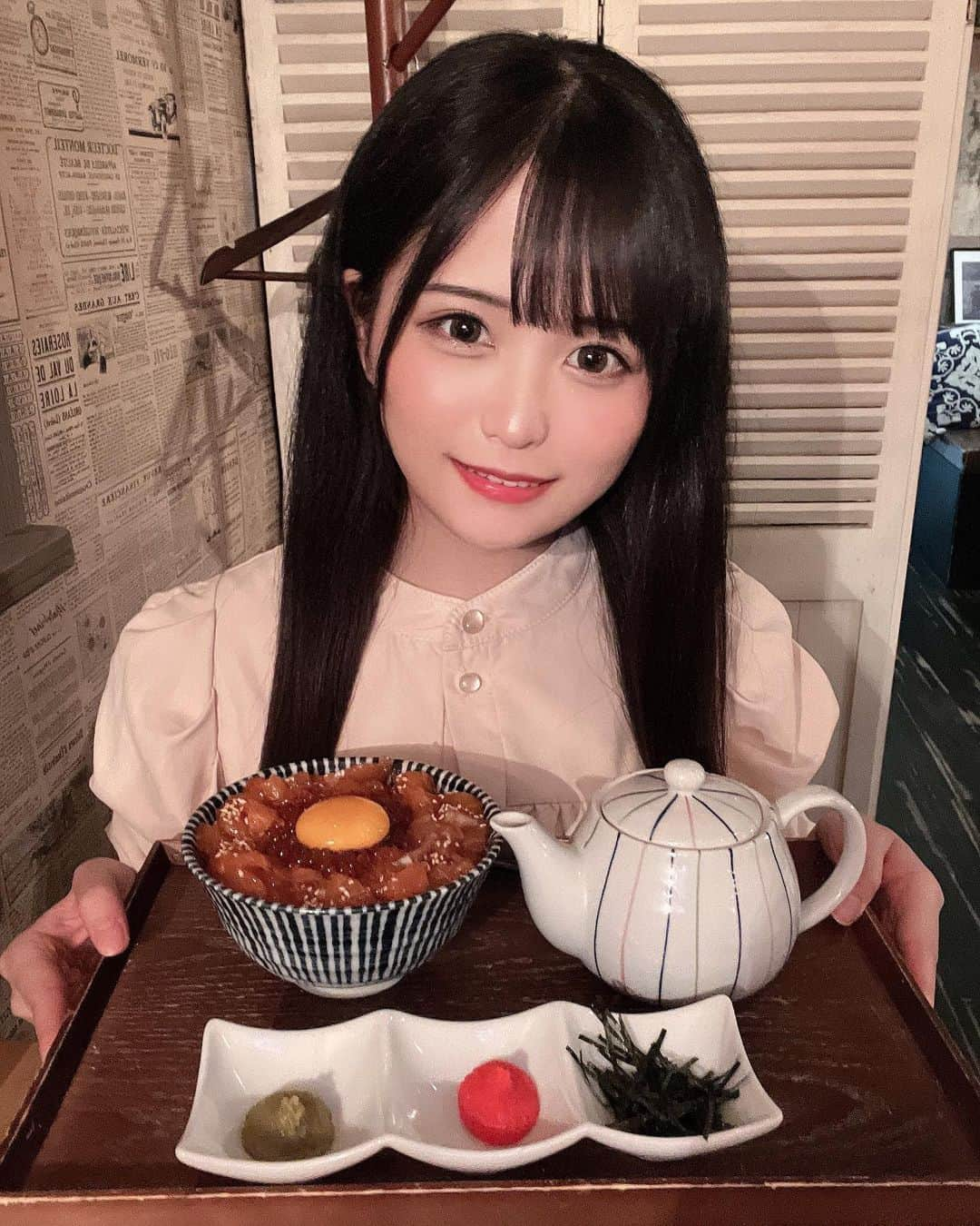 堀内玲さんのインスタグラム写真 - (堀内玲Instagram)「この前、牡蠣食べた🦪💕 サーモン丼も美味しすぎたー！🐟🧡  西武新宿駅近くにあるお店なんだけど、 隠れ家みたいな感じでオシャレだった🍽  自分はワイン呑めないんだけど、 ワインの種類も豊富だったし、好きな方は是非🍷🍾✨ チーズ料理も美味しかったよ〜っ🧀💖  ． ． 【魚介イタリアン＆シカゴピザ　UMIバル　新宿店】 📍住所 東京都新宿区西新宿７-１６-６　森正ビルB1 📍アクセス 西武新宿駅より徒歩8分、各線新宿駅より徒歩12分  ．  #新宿  #西新宿  #東京  #東京駅グルメ  #グルメ  #グルメ女子  #グルメスタグラム  #牡蠣 #サーモン  #サーモン丼  #チーズ  #チーズ料理  #美味しい  #オススメ  #おすすグルメ  #わいん  #ワイン  #オイスター  #オイスターバー  #食べ比べ #ご飯  #かくれ家  #人気店  #美味しいもの巡り  #おいしいもの  #海鮮  #海鮮料理  #新鮮  #ディナー  #ディナーデート」6月9日 20時55分 - horiuchi_rei